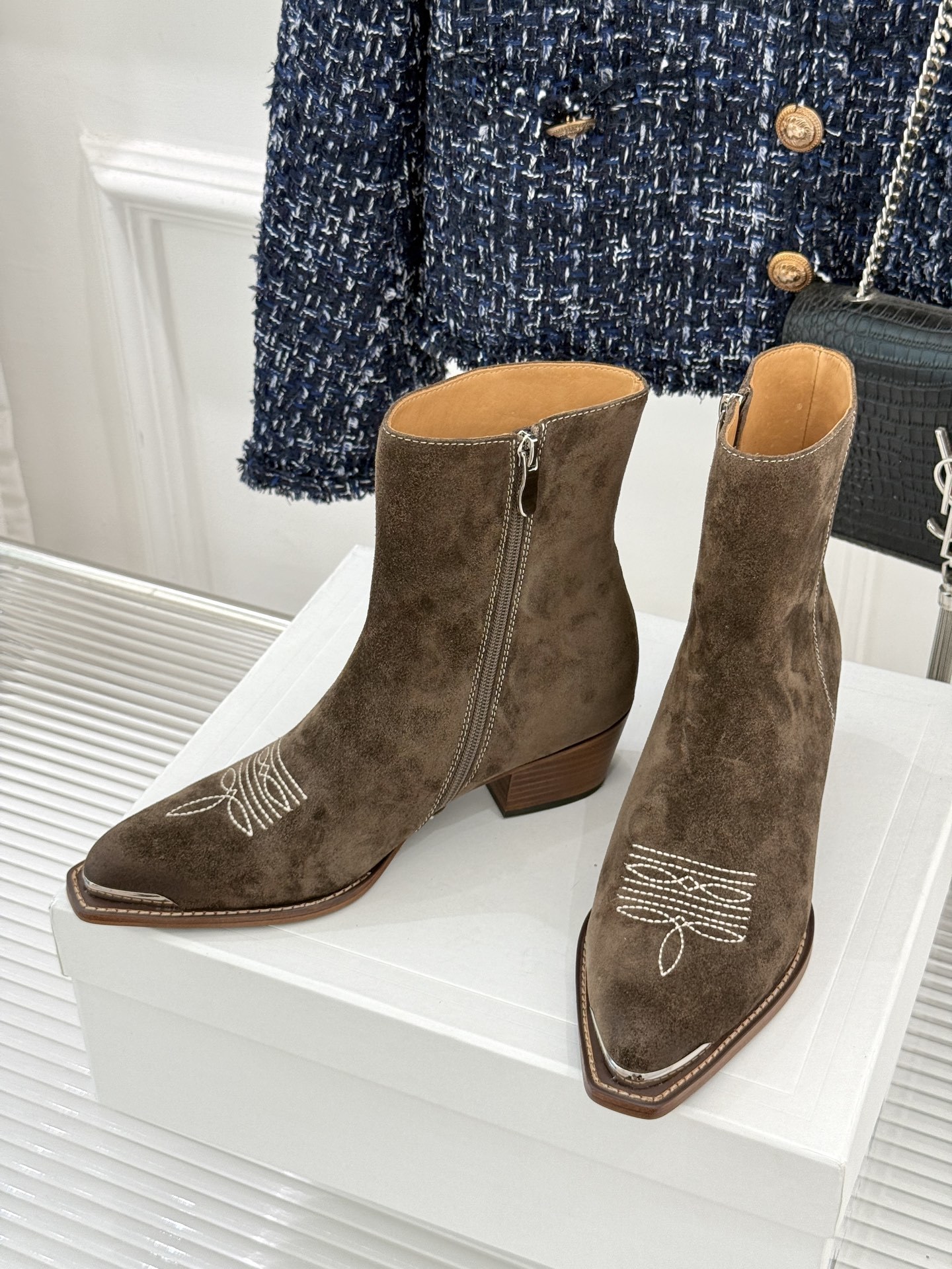Celine /塞琳经典秋冬复古金属头西部粗跟短靴穿上这双短靴 瞬间踏入自由的西部旷野让你举手投足都散发