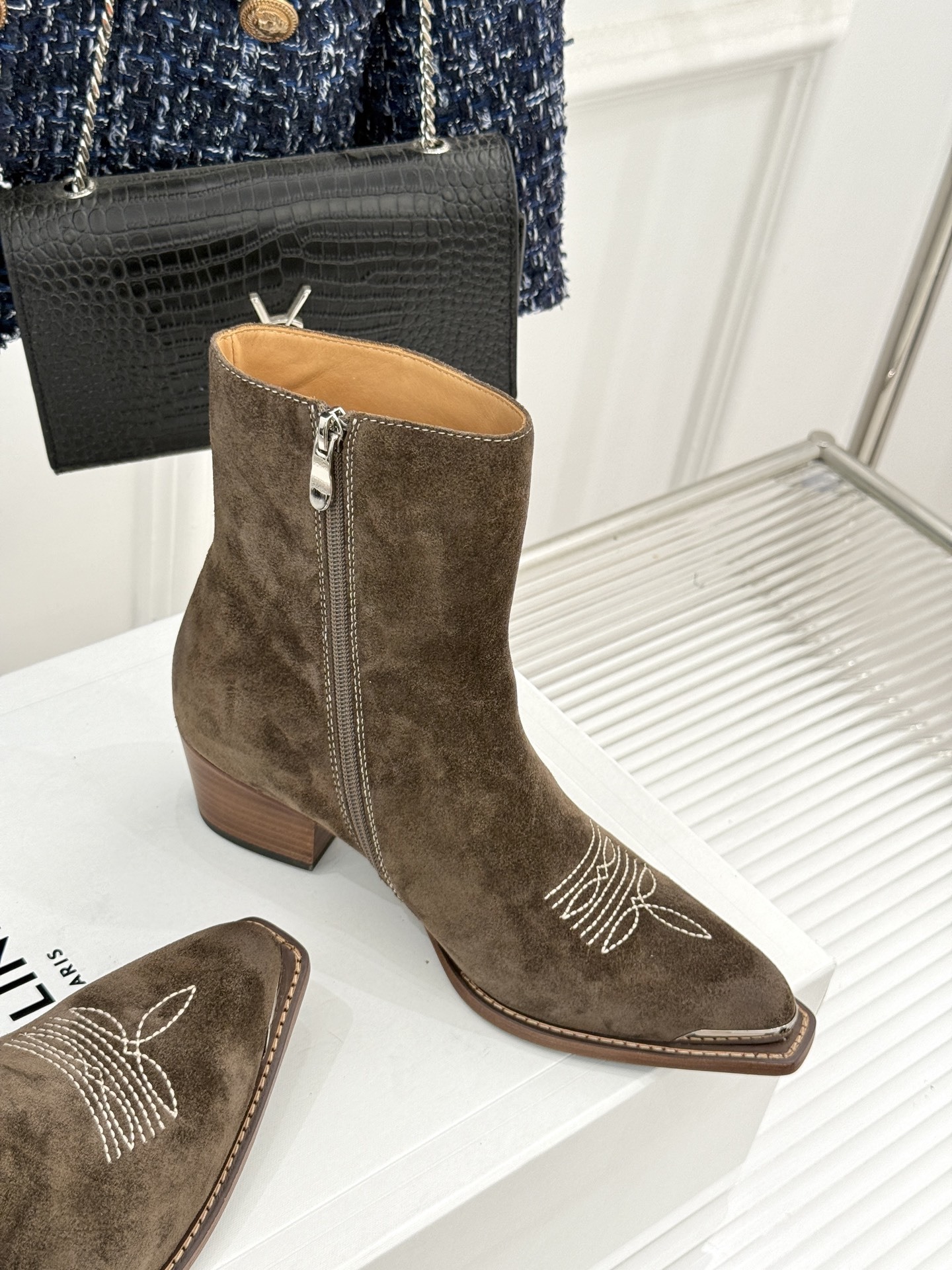 Celine /塞琳经典秋冬复古金属头西部粗跟短靴穿上这双短靴 瞬间踏入自由的西部旷野让你举手投足都散发