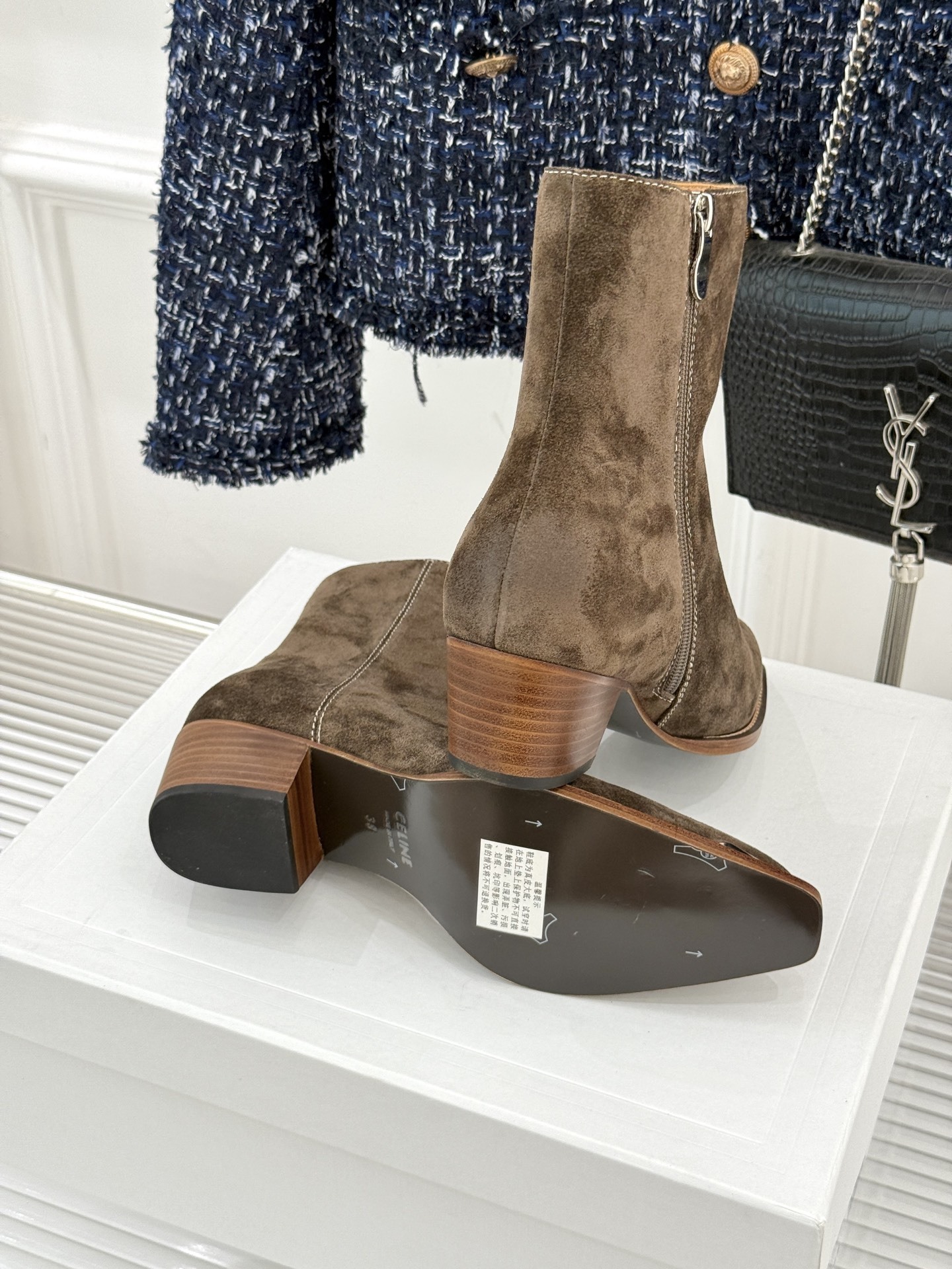 Celine /塞琳经典秋冬复古金属头西部粗跟短靴穿上这双短靴 瞬间踏入自由的西部旷野让你举手投足都散发