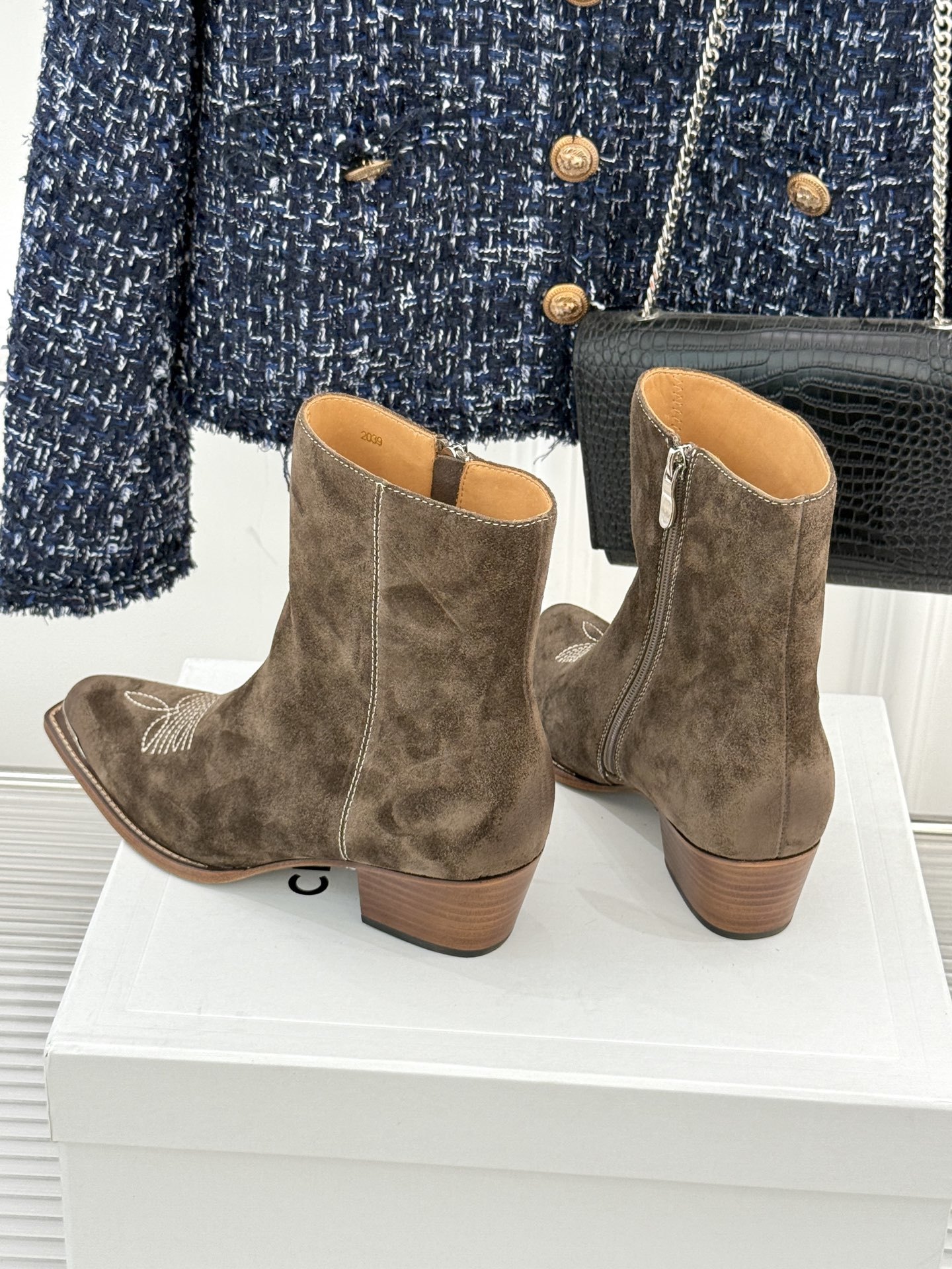 Celine /塞琳经典秋冬复古金属头西部粗跟短靴穿上这双短靴 瞬间踏入自由的西部旷野让你举手投足都散发
