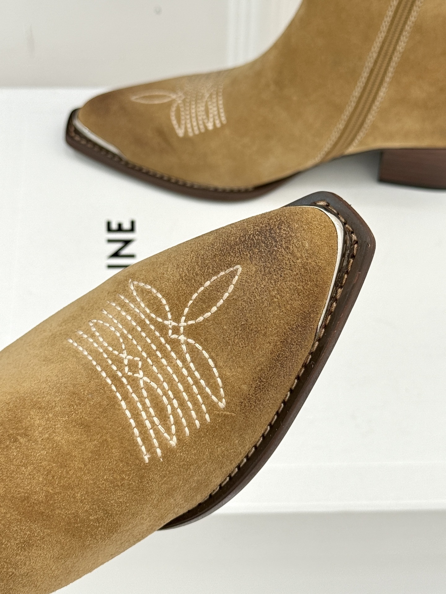 Celine /塞琳经典秋冬复古金属头西部粗跟短靴穿上这双短靴 瞬间踏入自由的西部旷野让你举手投足都散发