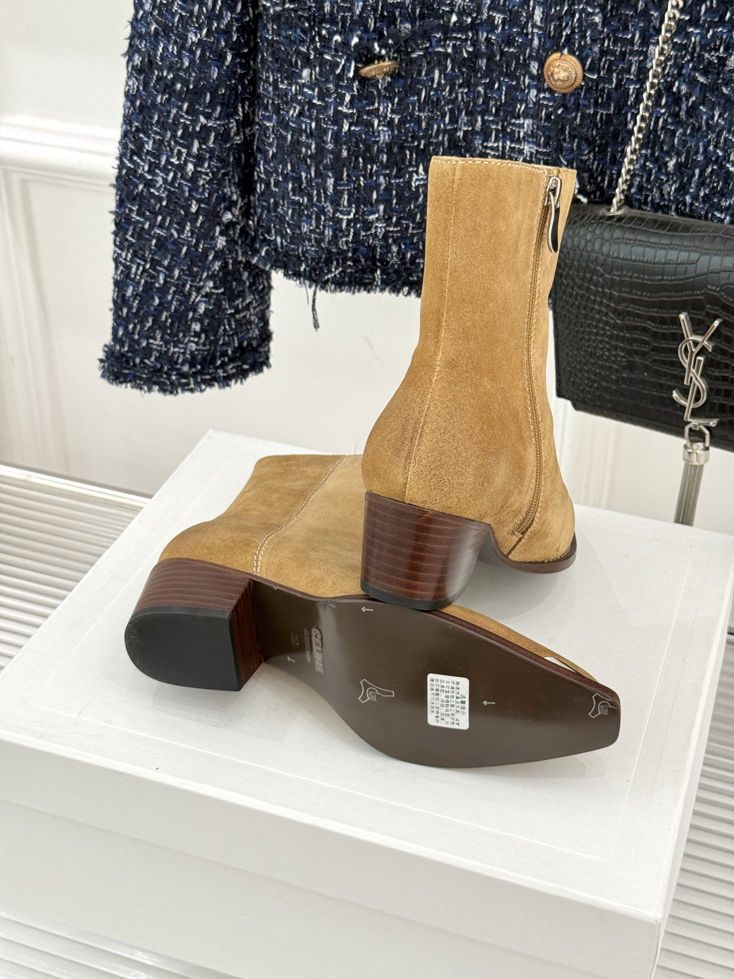 Celine /塞琳经典秋冬复古金属头西部粗跟短靴穿上这双短靴 瞬间踏入自由的西部旷野让你举手投足都散发