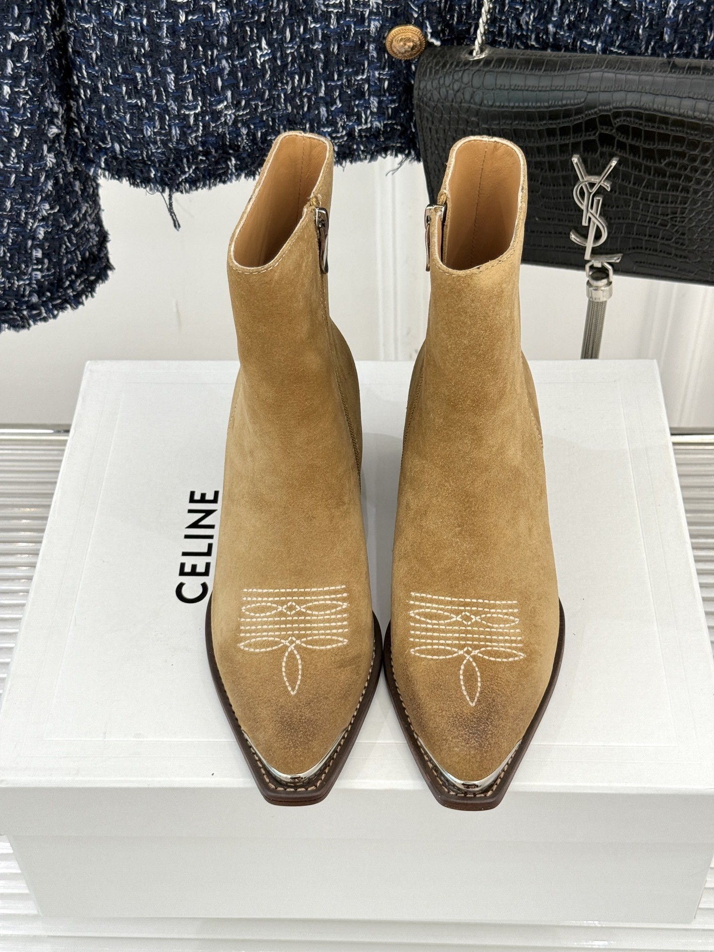 Celine /塞琳经典秋冬复古金属头西部粗跟短靴穿上这双短靴 瞬间踏入自由的西部旷野让你举手投足都散发