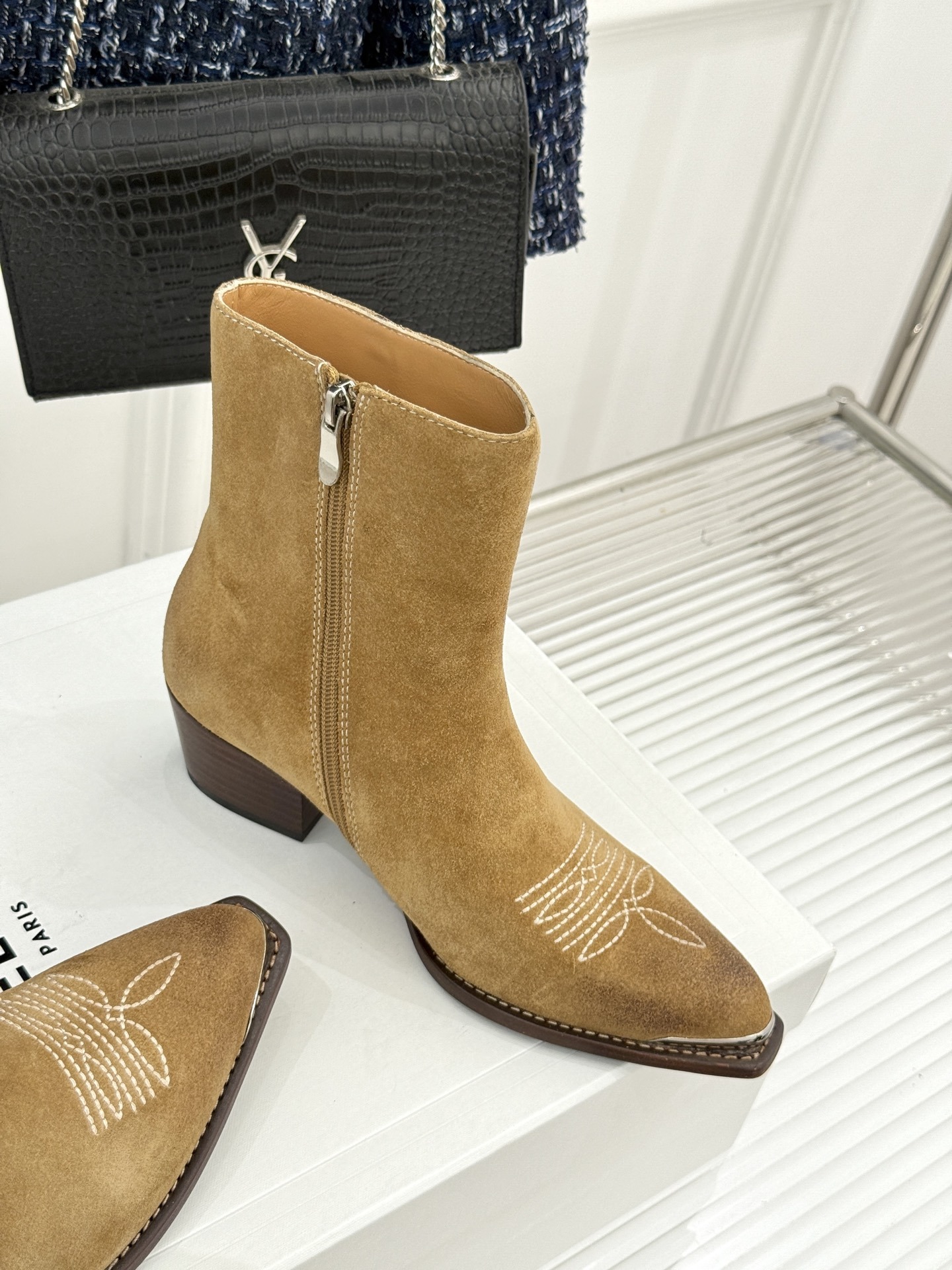 Celine /塞琳经典秋冬复古金属头西部粗跟短靴穿上这双短靴 瞬间踏入自由的西部旷野让你举手投足都散发