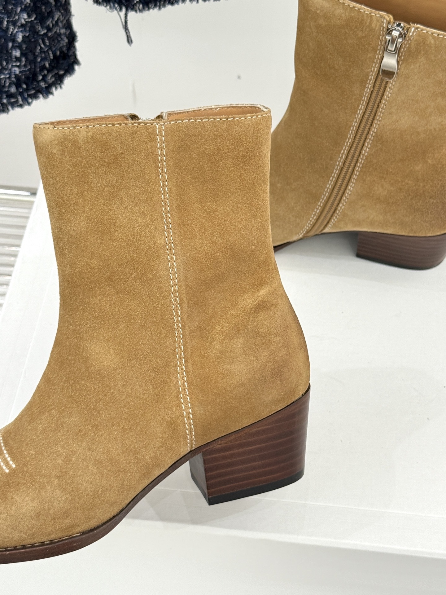 Celine /塞琳经典秋冬复古金属头西部粗跟短靴穿上这双短靴 瞬间踏入自由的西部旷野让你举手投足都散发