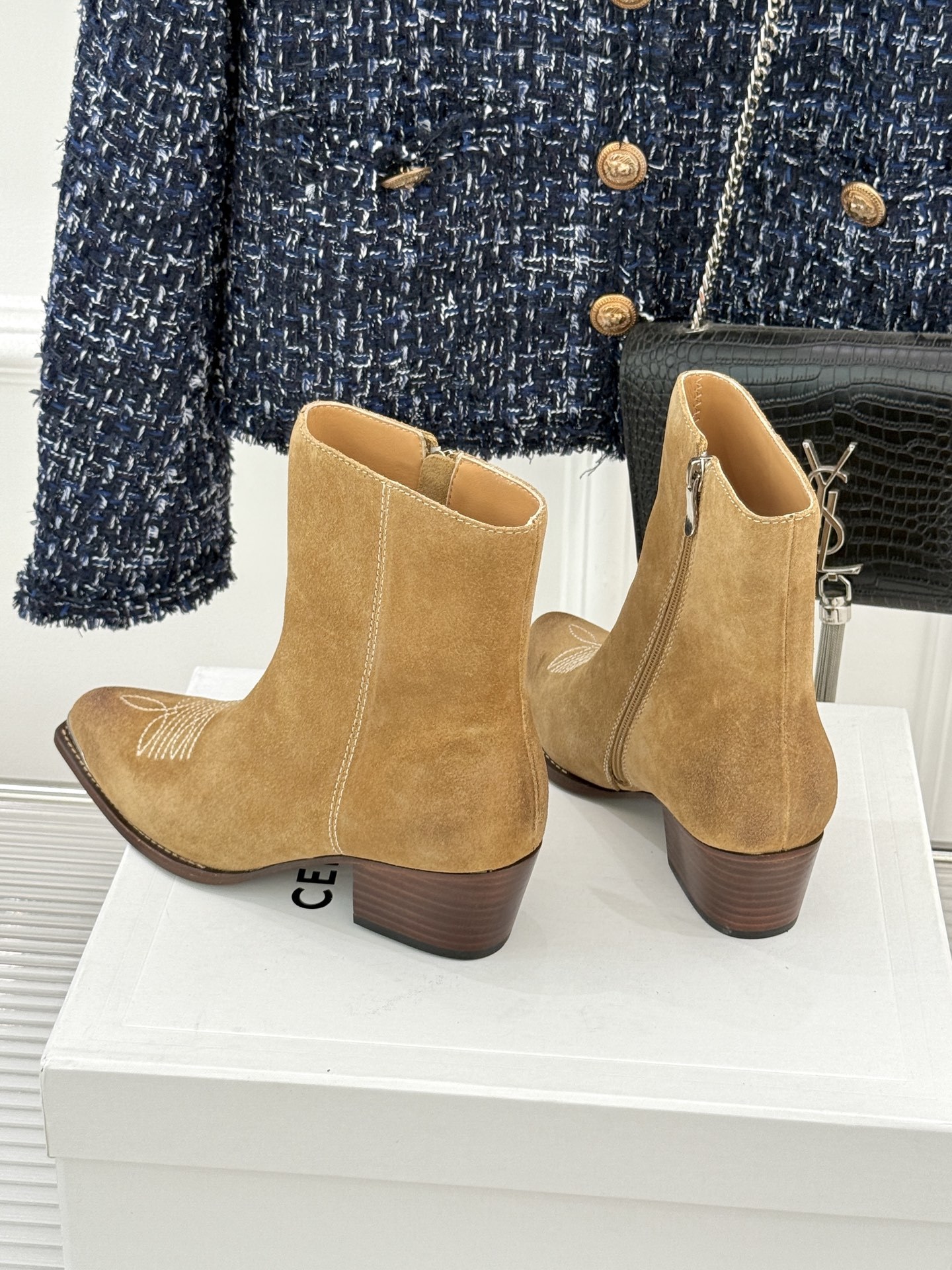 Celine /塞琳经典秋冬复古金属头西部粗跟短靴穿上这双短靴 瞬间踏入自由的西部旷野让你举手投足都散发