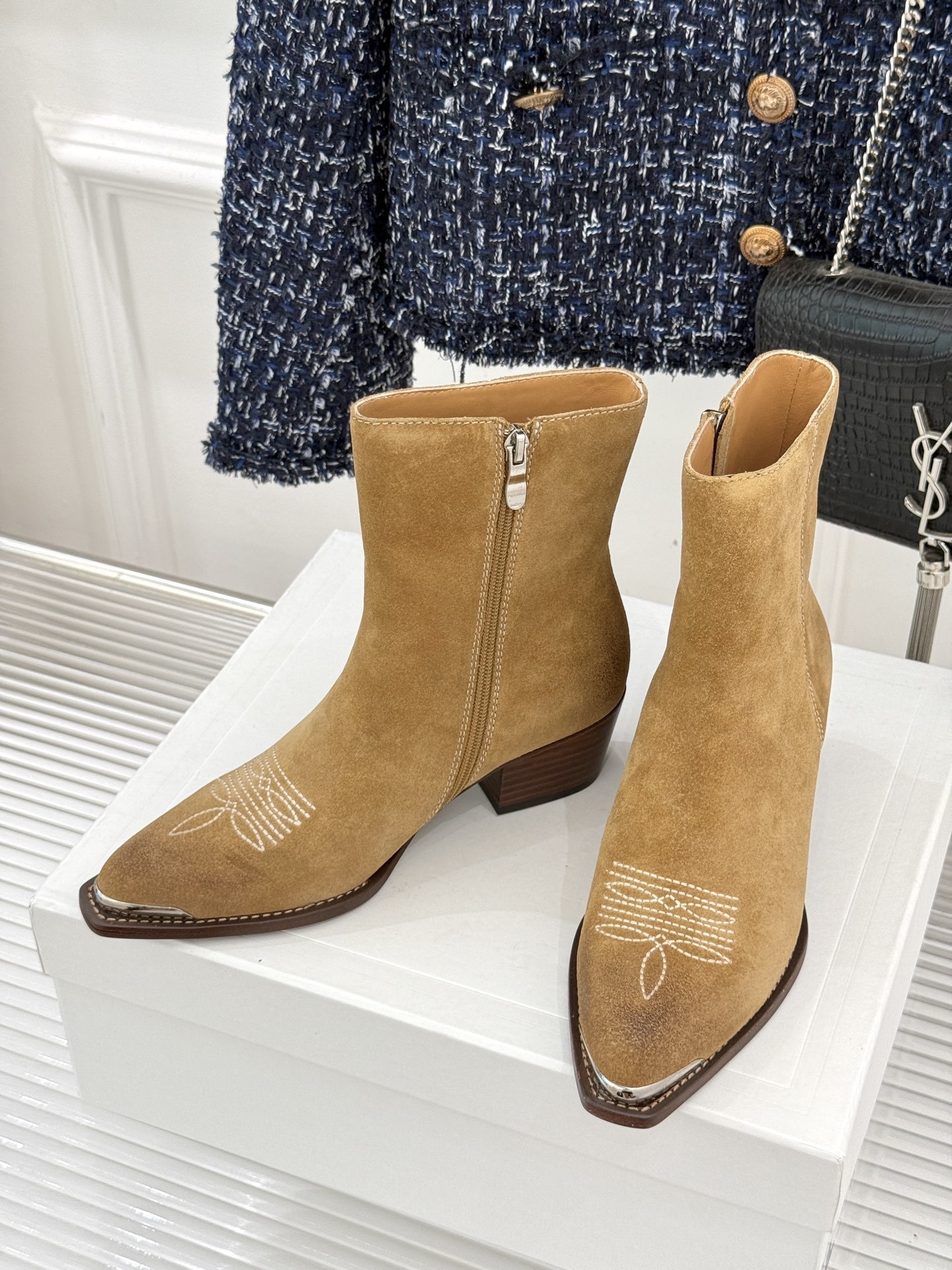 Celine /塞琳经典秋冬复古金属头西部粗跟短靴穿上这双短靴 瞬间踏入自由的西部旷野让你举手投足都散发