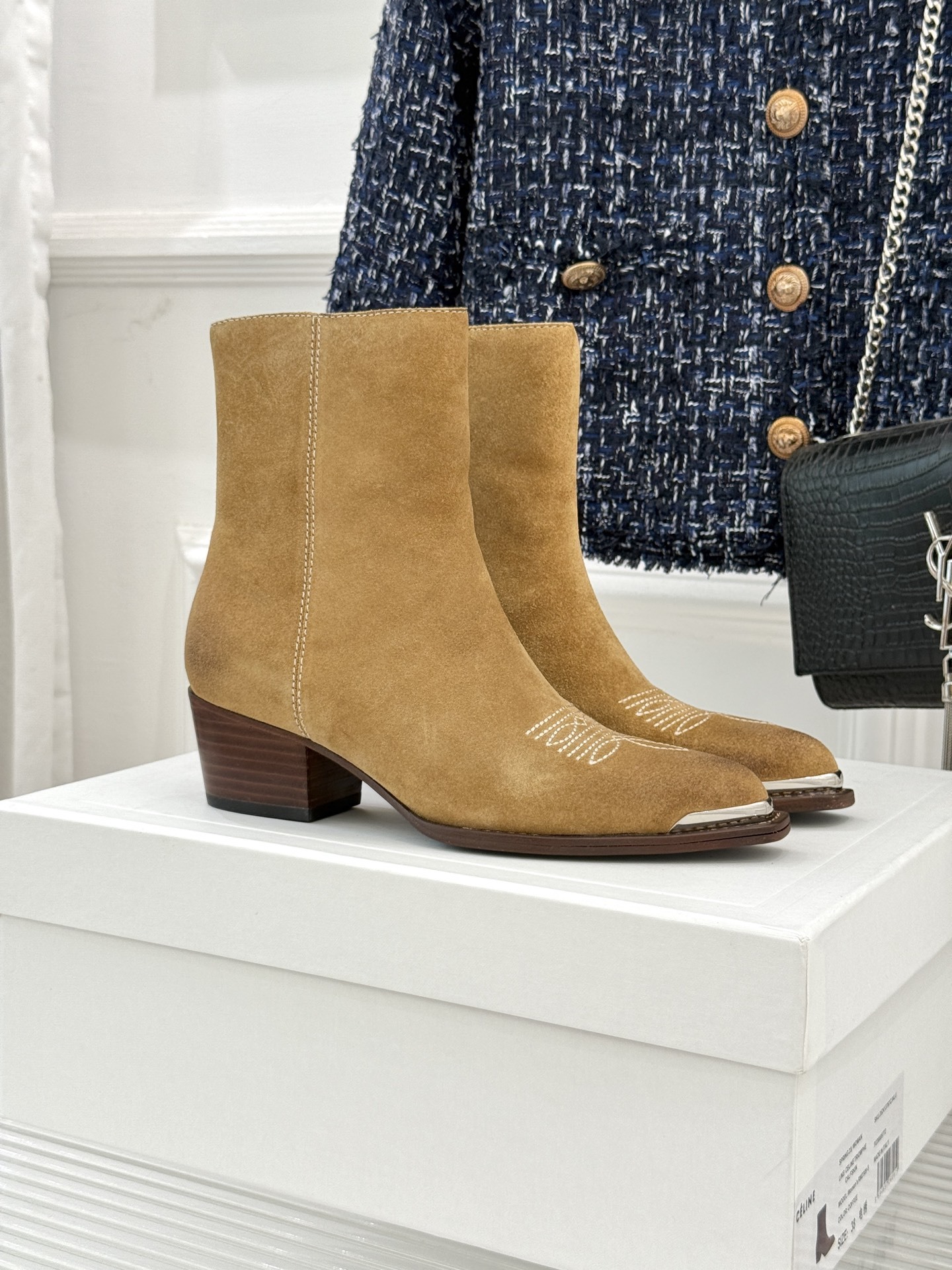 Celine /塞琳经典秋冬复古金属头西部粗跟短靴穿上这双短靴 瞬间踏入自由的西部旷野让你举手投足都散发