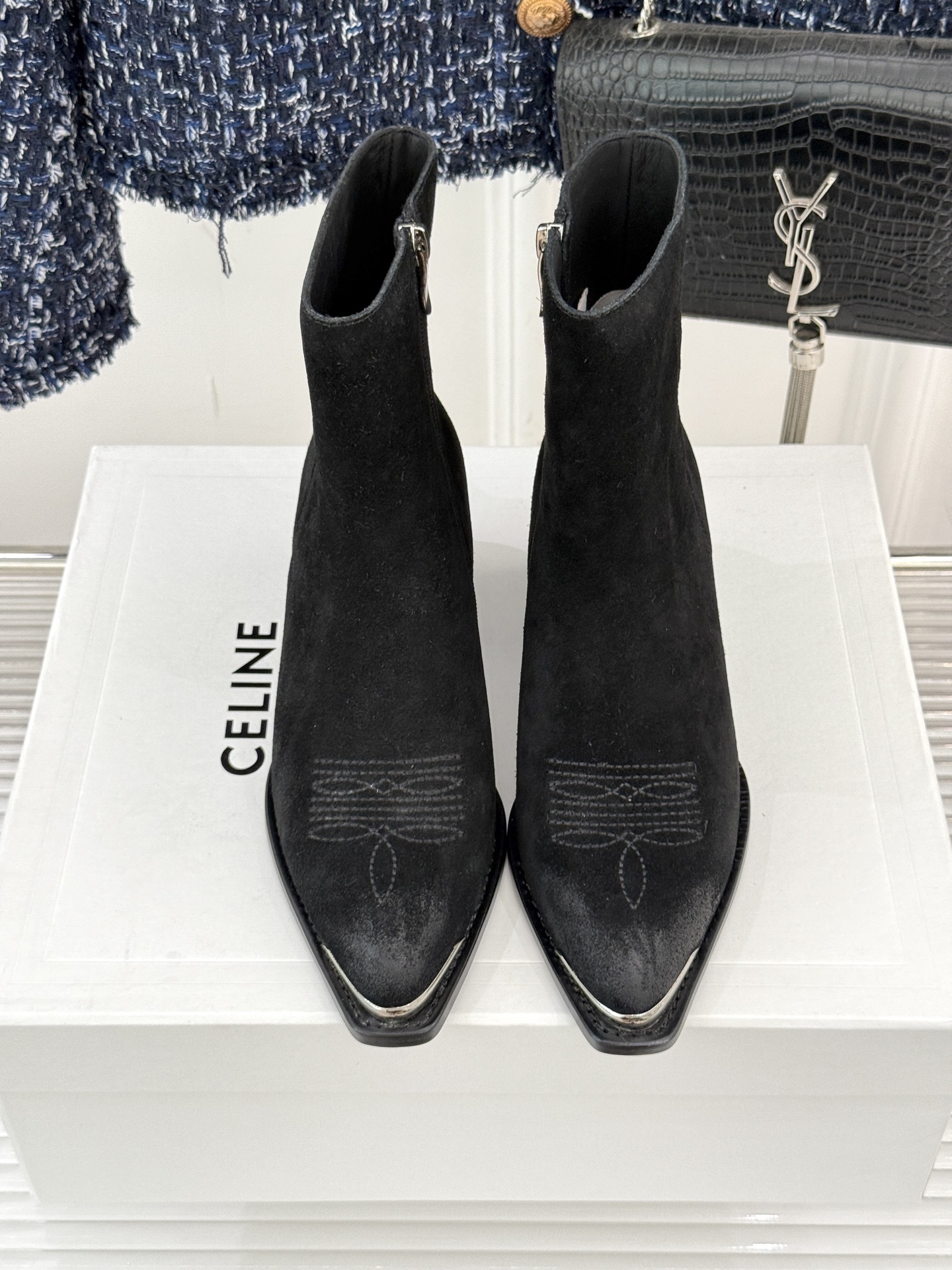 Celine /塞琳经典秋冬复古金属头西部粗跟短靴穿上这双短靴 瞬间踏入自由的西部旷野让你举手投足都散发