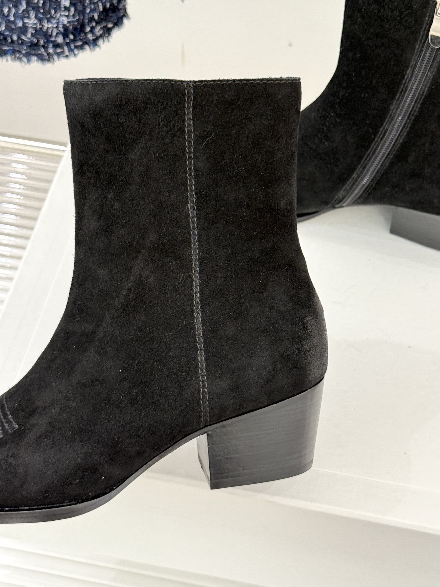 Celine /塞琳经典秋冬复古金属头西部粗跟短靴穿上这双短靴 瞬间踏入自由的西部旷野让你举手投足都散发