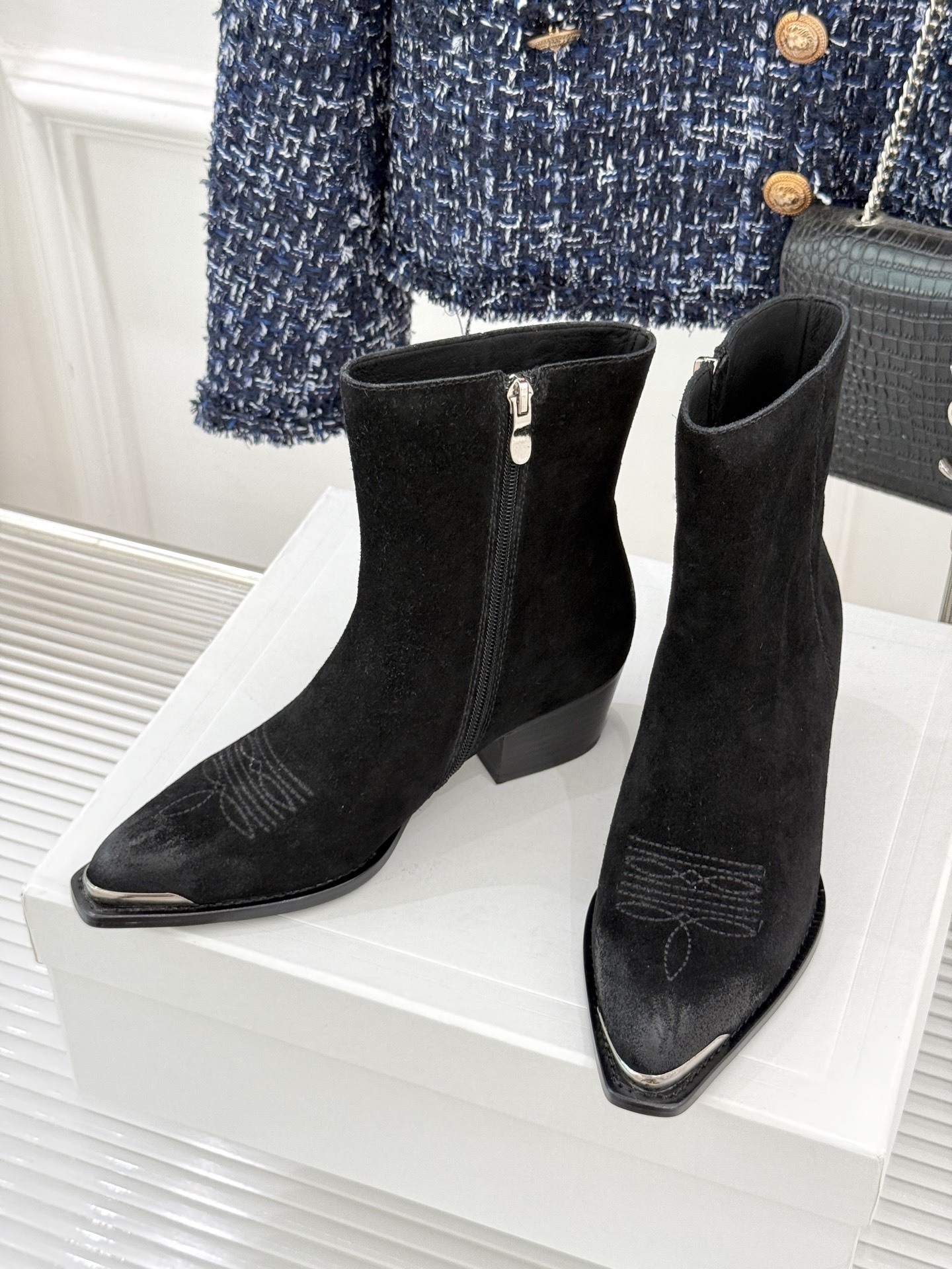 Celine /塞琳经典秋冬复古金属头西部粗跟短靴穿上这双短靴 瞬间踏入自由的西部旷野让你举手投足都散发