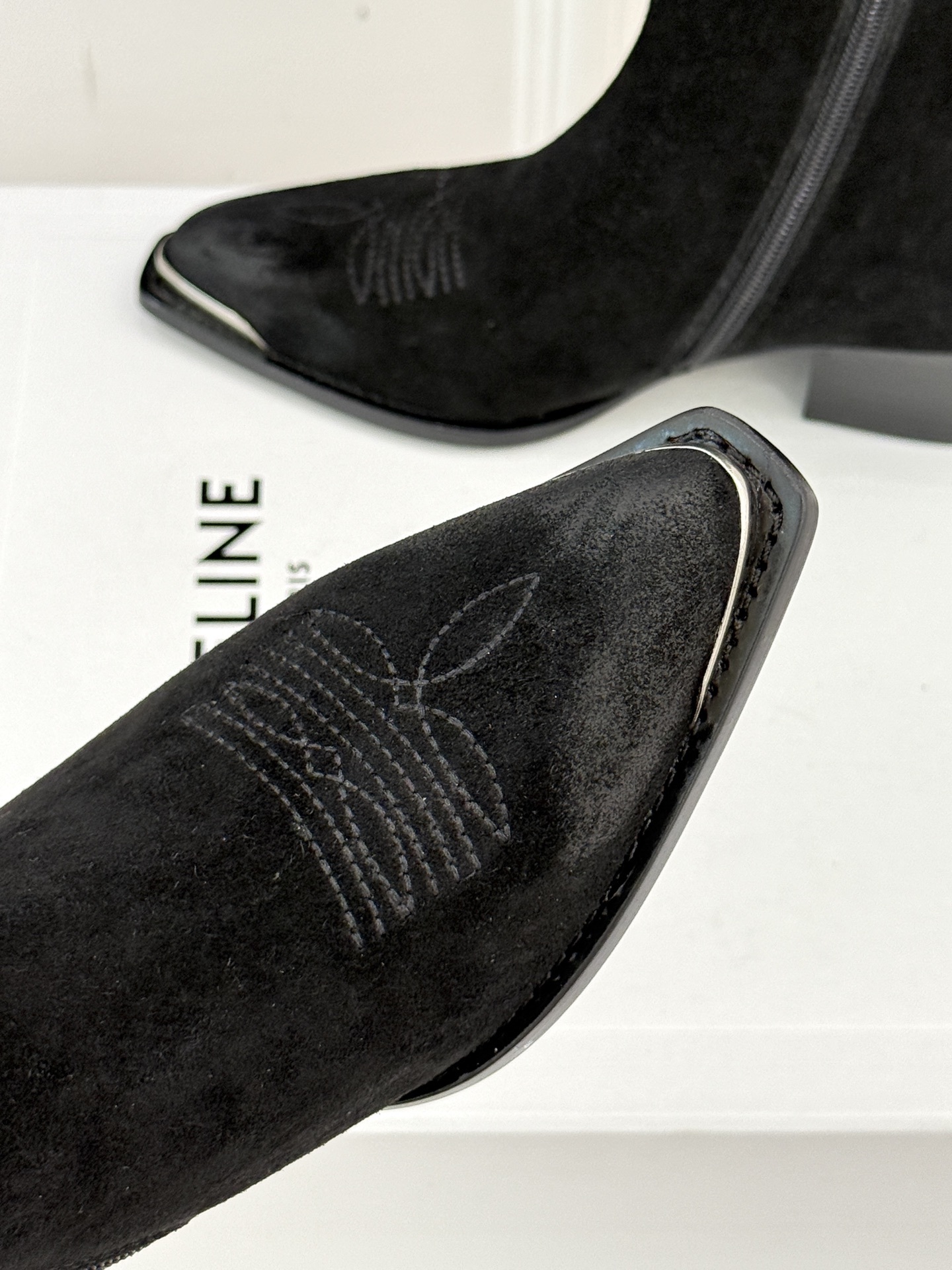 Celine /塞琳经典秋冬复古金属头西部粗跟短靴穿上这双短靴 瞬间踏入自由的西部旷野让你举手投足都散发