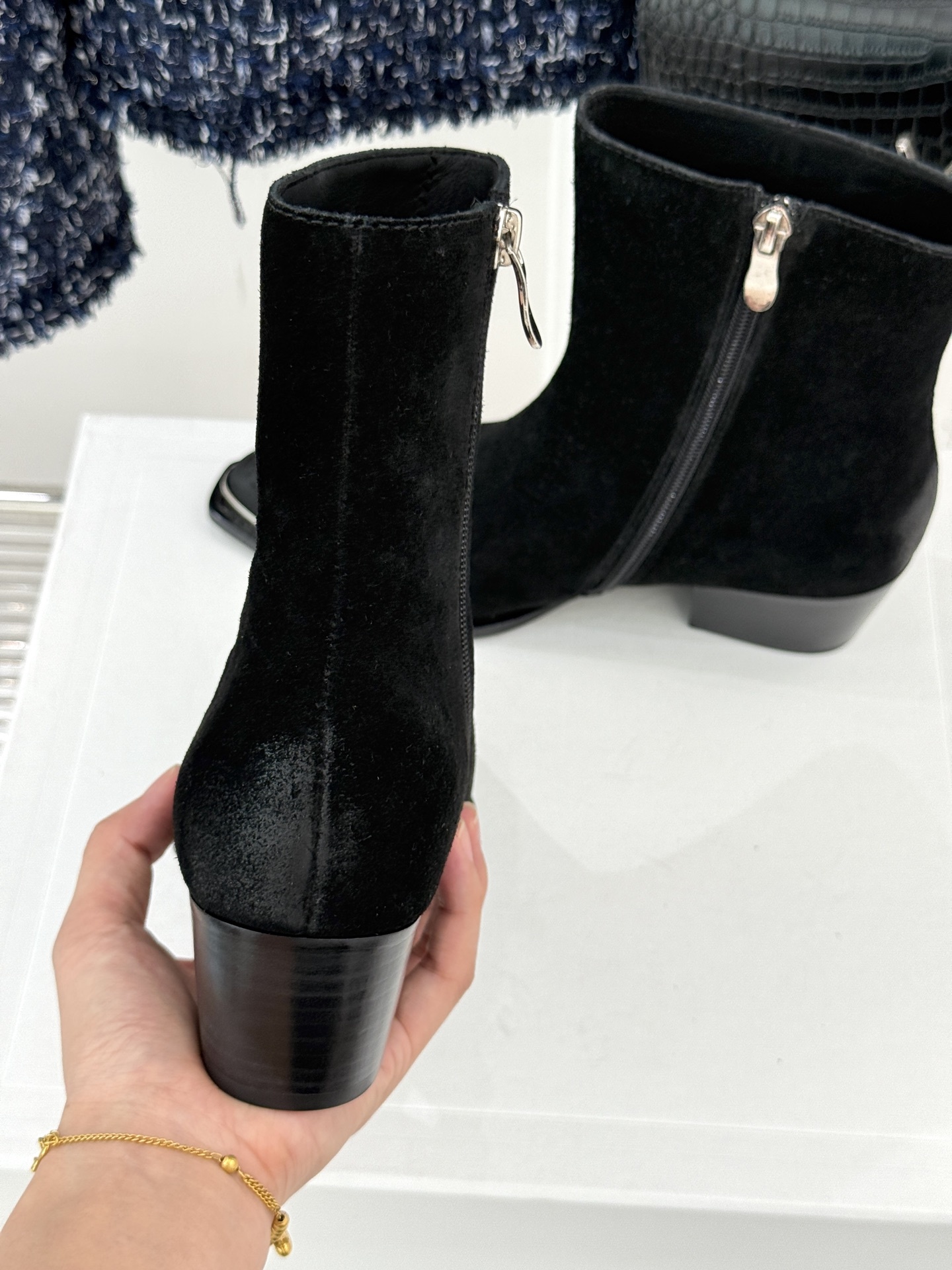 Celine /塞琳经典秋冬复古金属头西部粗跟短靴穿上这双短靴 瞬间踏入自由的西部旷野让你举手投足都散发