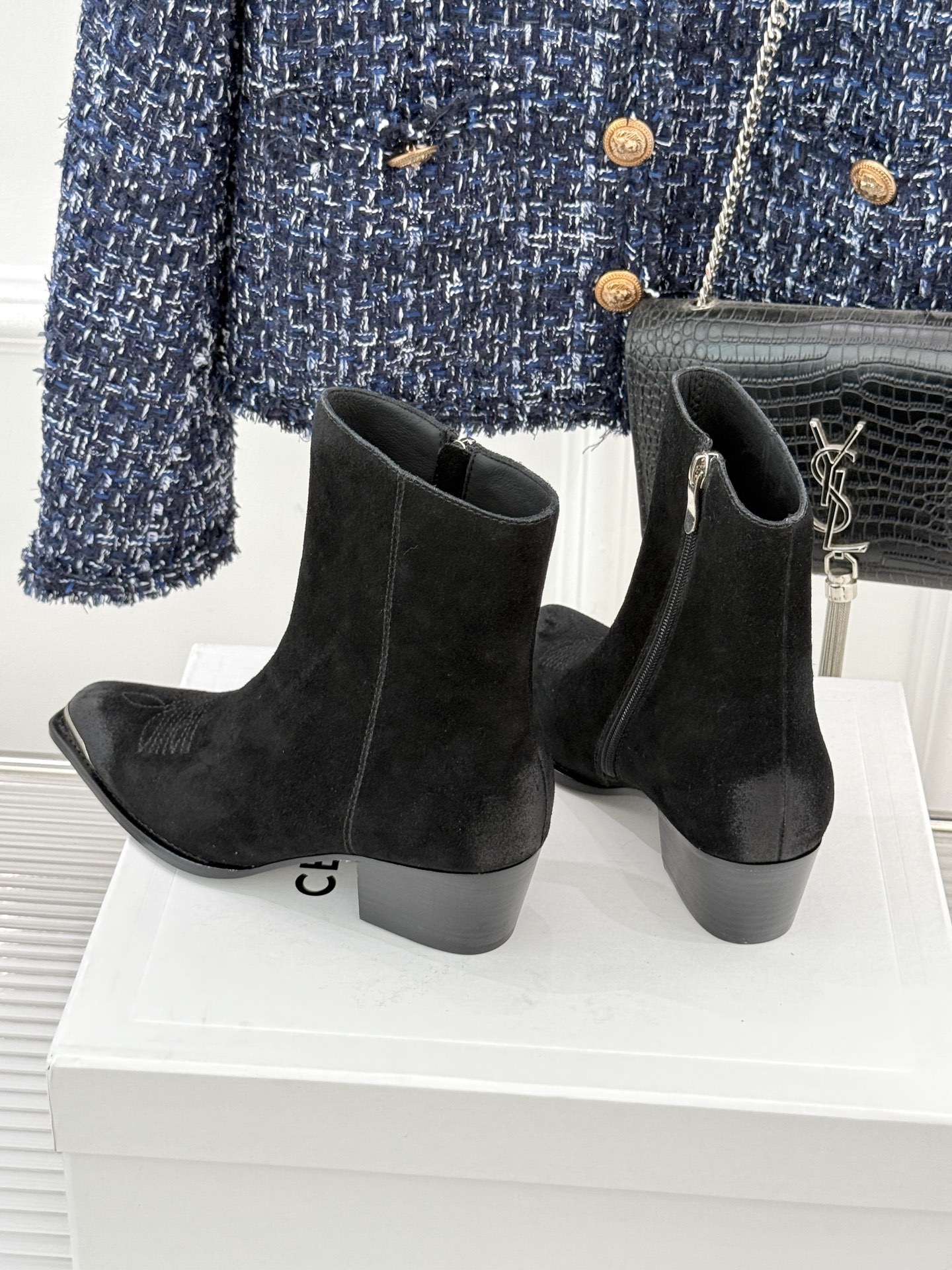 Celine /塞琳经典秋冬复古金属头西部粗跟短靴穿上这双短靴 瞬间踏入自由的西部旷野让你举手投足都散发