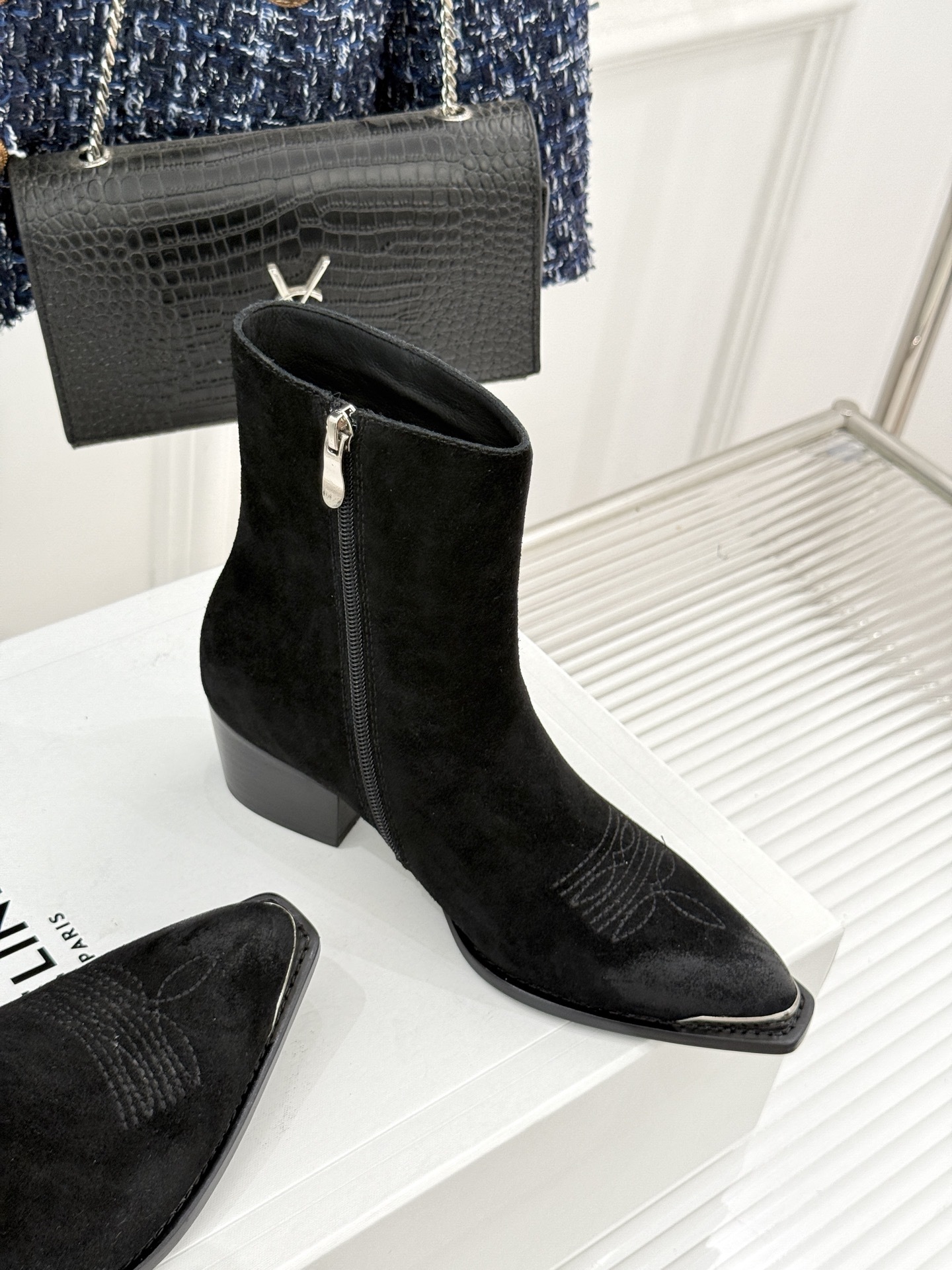 Celine /塞琳经典秋冬复古金属头西部粗跟短靴穿上这双短靴 瞬间踏入自由的西部旷野让你举手投足都散发