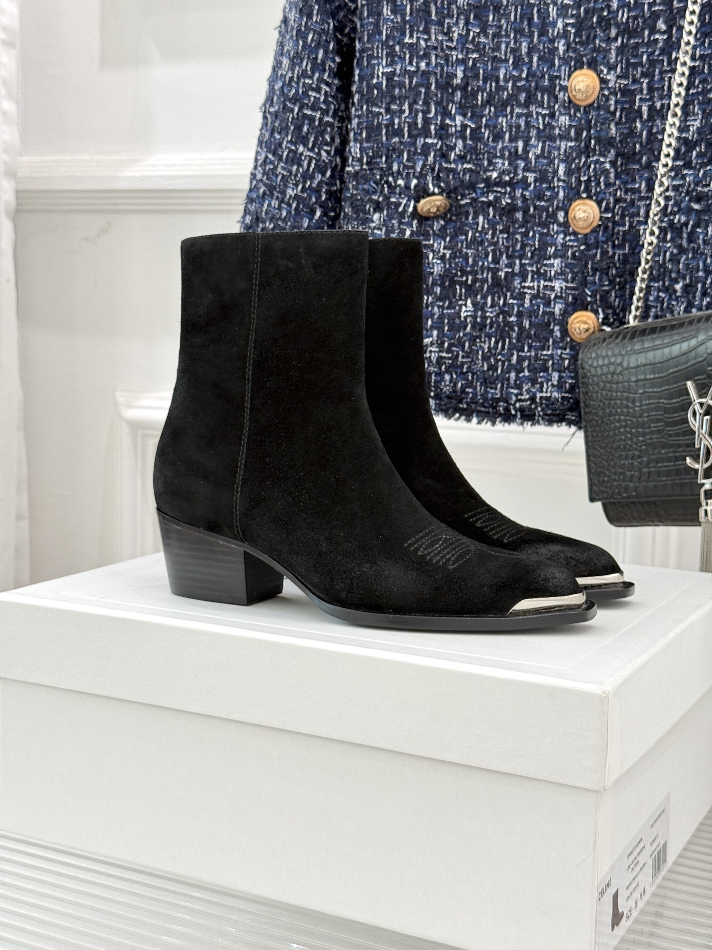 Celine /塞琳经典秋冬复古金属头西部粗跟短靴穿上这双短靴 瞬间踏入自由的西部旷野让你举手投足都散发
