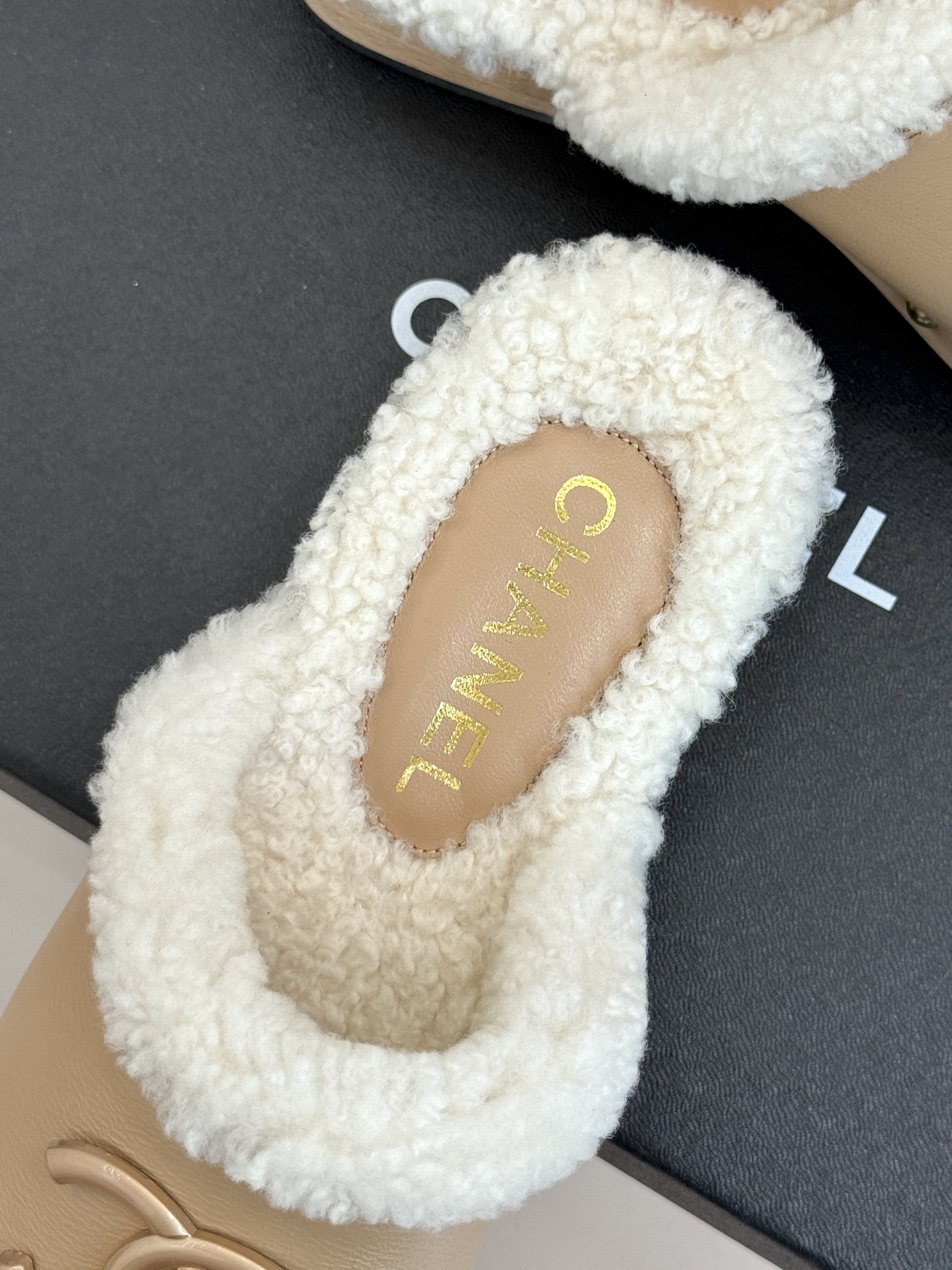 CHANE* ｜小香25K秋冬新品双C实木底厚底包头半拖毛拖秋冬时尚怎能少了这双大双C包头毛拖？柔软蓬松