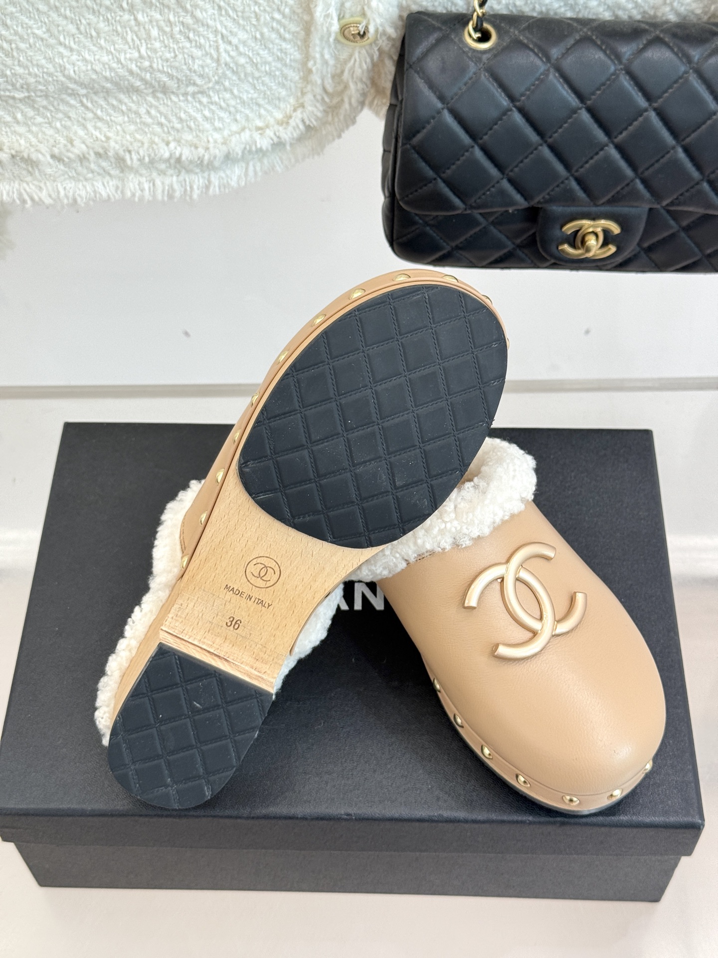 CHANE* ｜小香25K秋冬新品双C实木底厚底包头半拖毛拖秋冬时尚怎能少了这双大双C包头毛拖？柔软蓬松