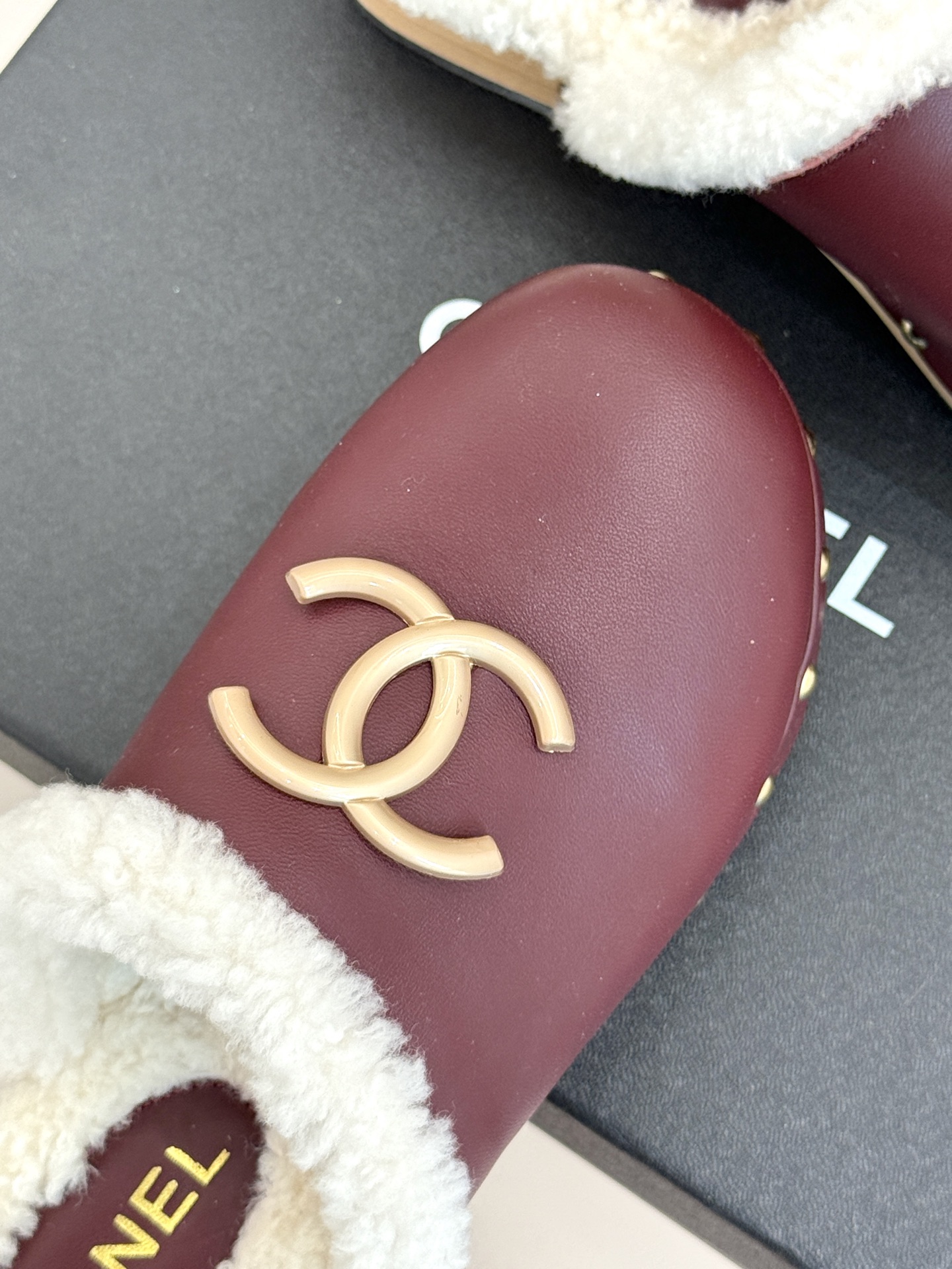 CHANE* ｜小香25K秋冬新品双C实木底厚底包头半拖毛拖秋冬时尚怎能少了这双大双C包头毛拖？柔软蓬松