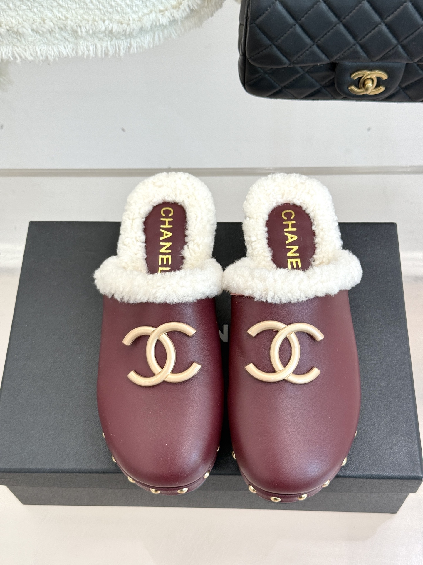 CHANE* ｜小香25K秋冬新品双C实木底厚底包头半拖毛拖秋冬时尚怎能少了这双大双C包头毛拖？柔软蓬松