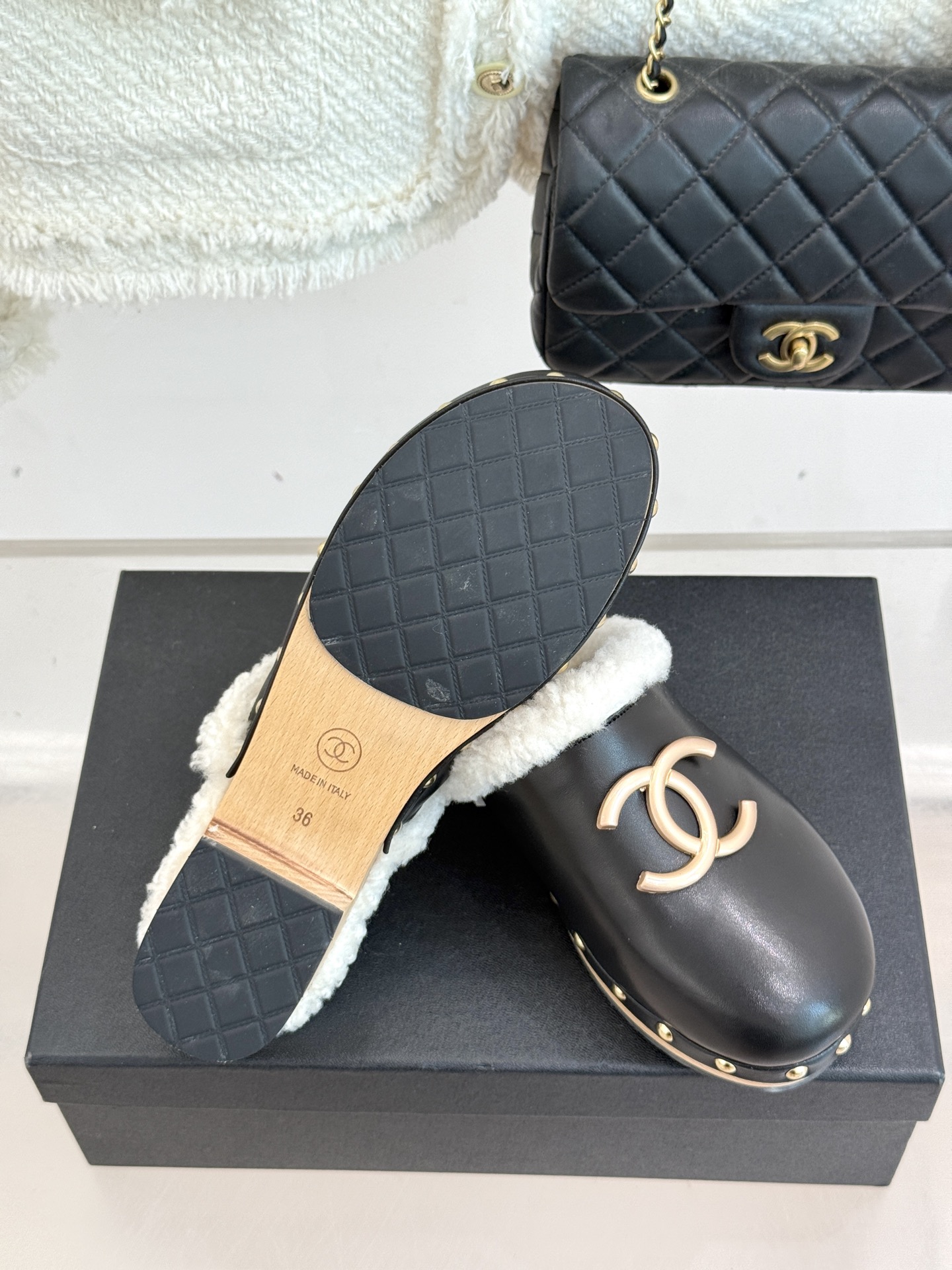 CHANE* ｜小香25K秋冬新品双C实木底厚底包头半拖毛拖秋冬时尚怎能少了这双大双C包头毛拖？柔软蓬松
