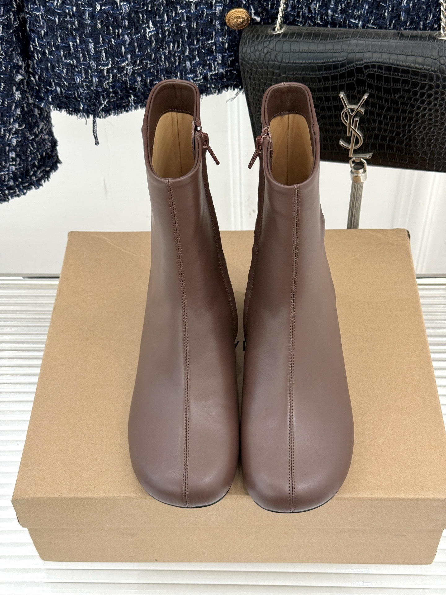 Lemaire 25WF秋冬新品复古侧拉链圆头粗跟短靴Lemaire始终是法式优雅与简约的坚定诠释者而这