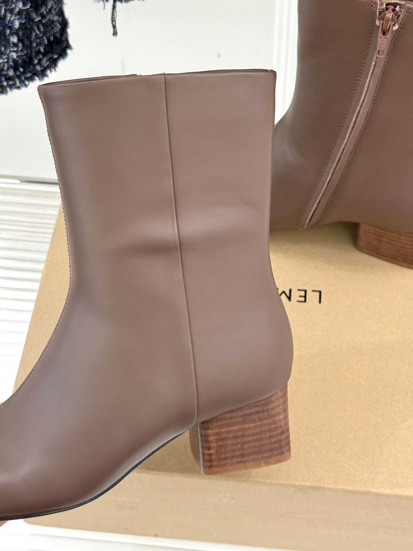 Lemaire 25WF秋冬新品复古侧拉链圆头粗跟短靴Lemaire始终是法式优雅与简约的坚定诠释者而这