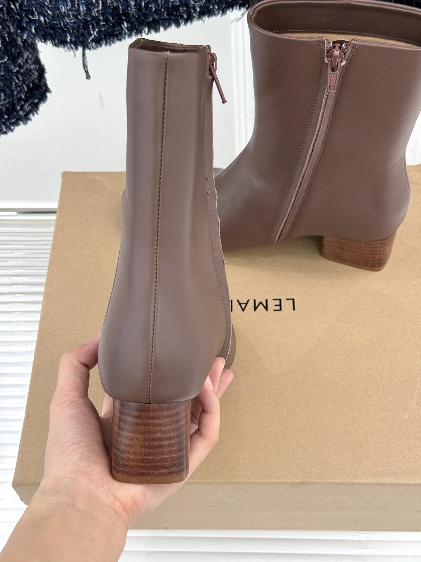 Lemaire 25WF秋冬新品复古侧拉链圆头粗跟短靴Lemaire始终是法式优雅与简约的坚定诠释者而这