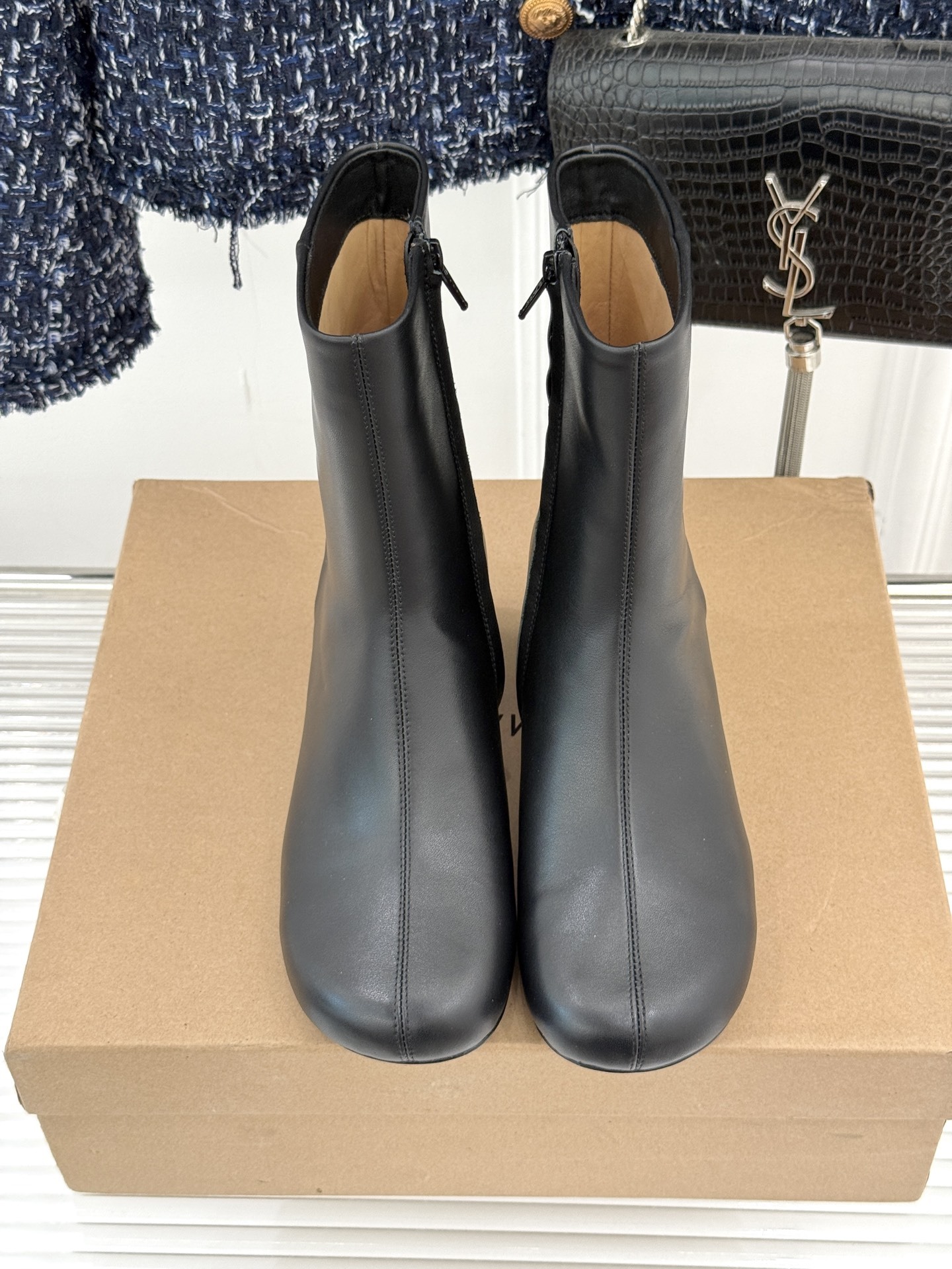 Lemaire 25WF秋冬新品复古侧拉链圆头粗跟短靴Lemaire始终是法式优雅与简约的坚定诠释者而这