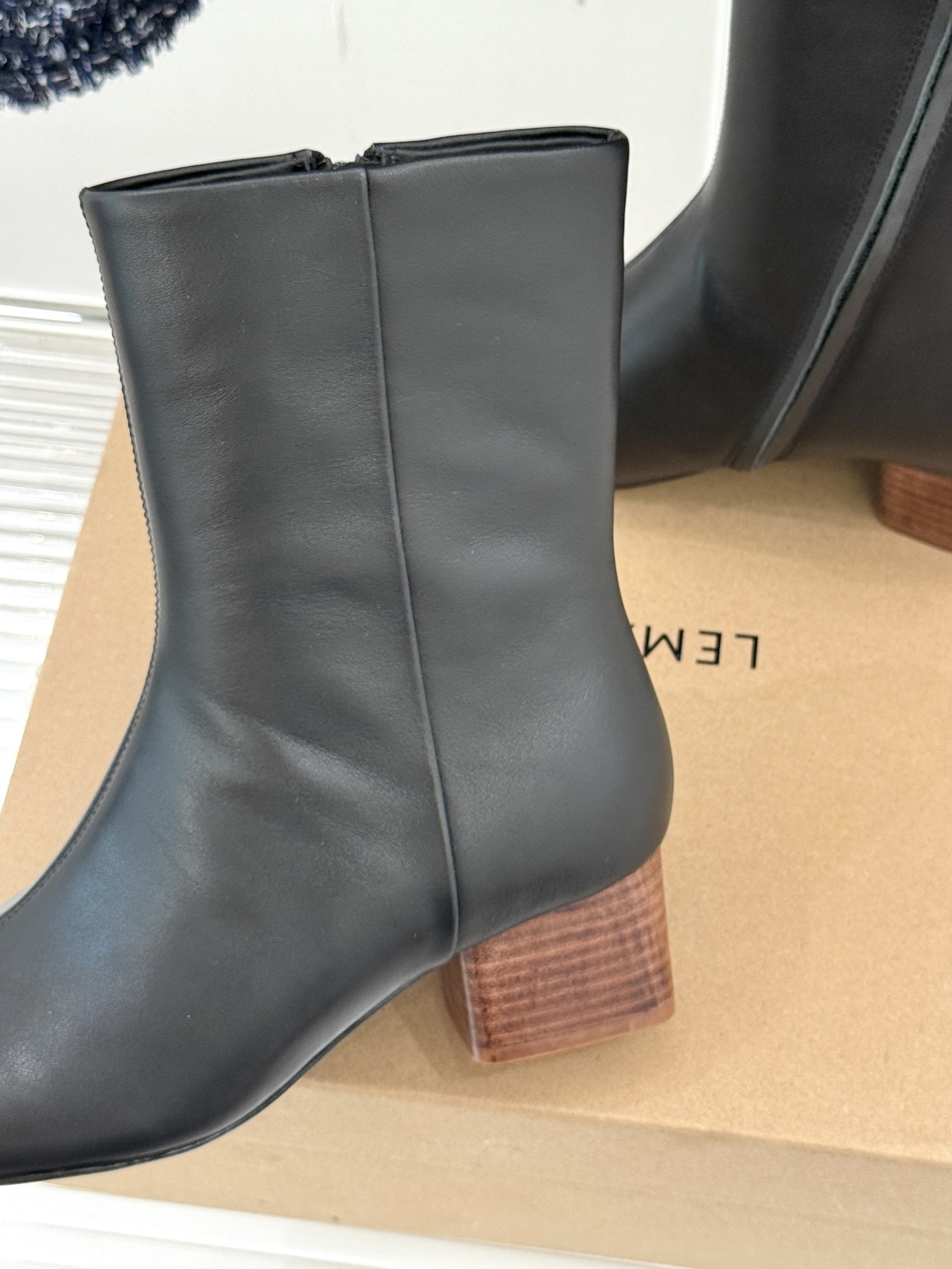 Lemaire 25WF秋冬新品复古侧拉链圆头粗跟短靴Lemaire始终是法式优雅与简约的坚定诠释者而这