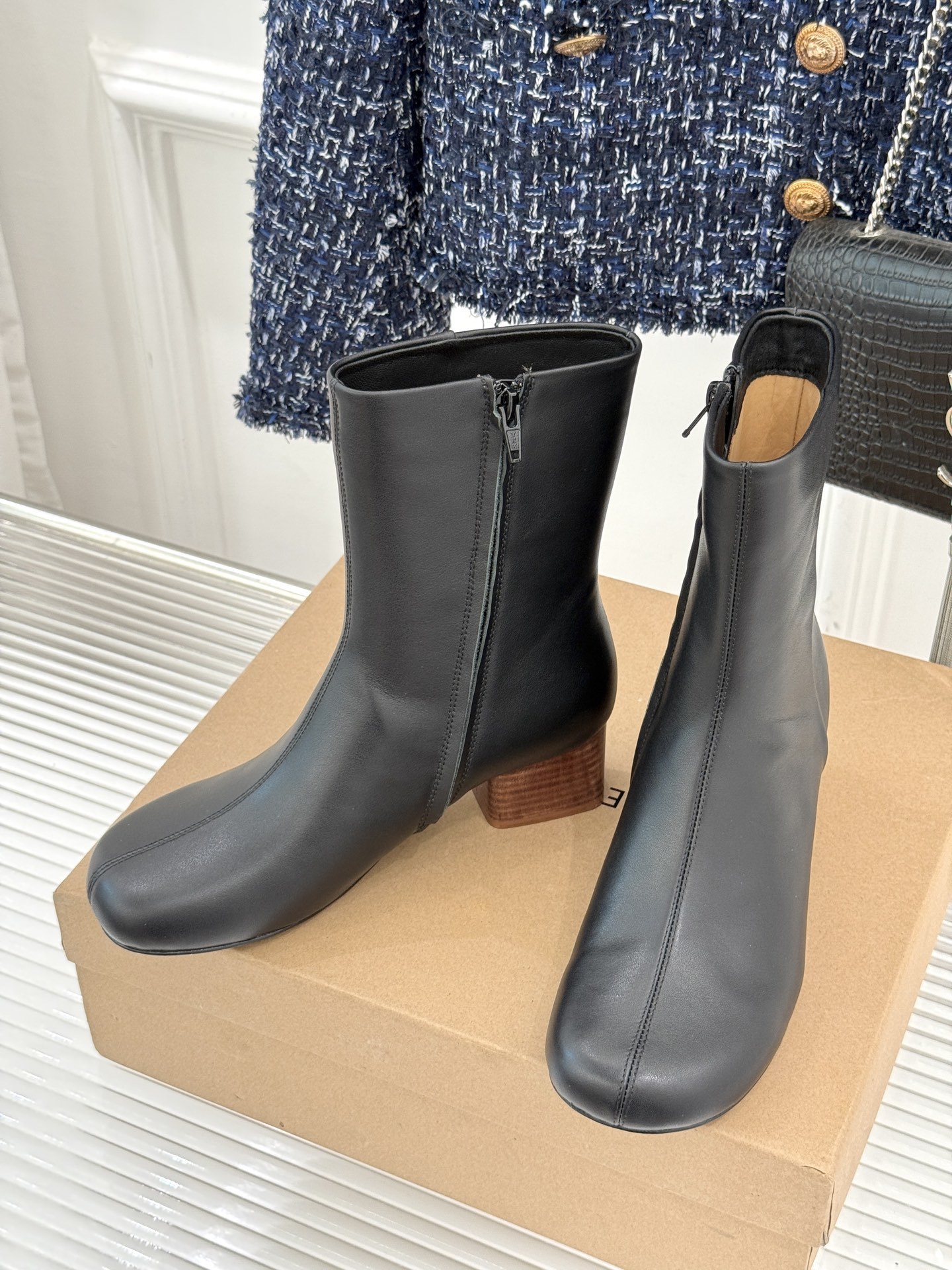 Lemaire 25WF秋冬新品复古侧拉链圆头粗跟短靴Lemaire始终是法式优雅与简约的坚定诠释者而这