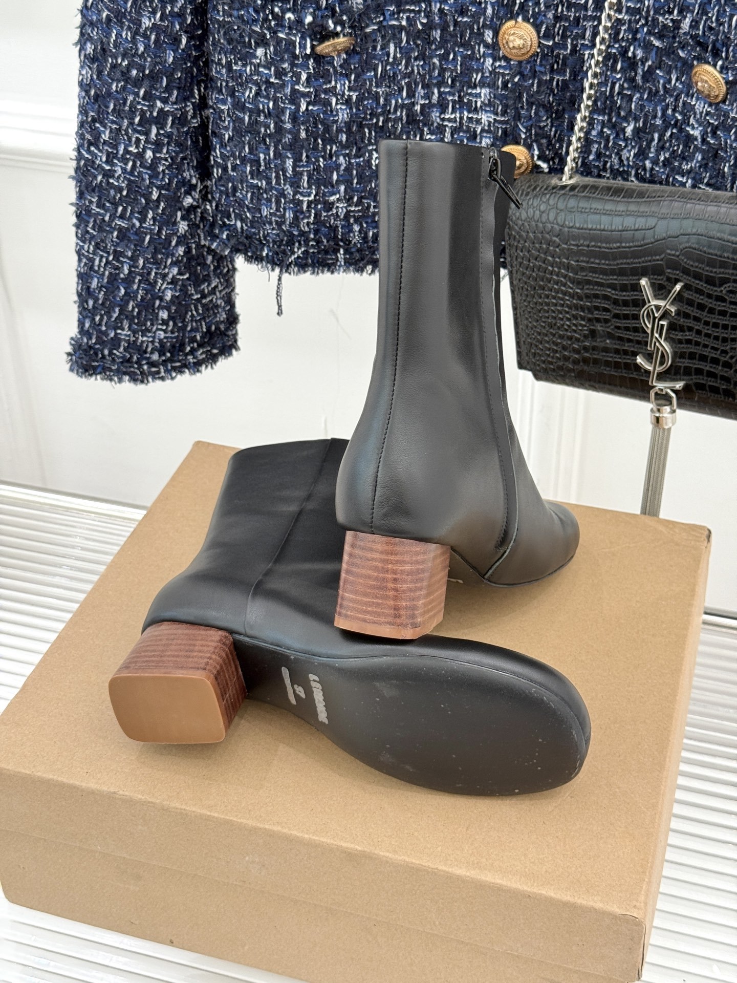 Lemaire 25WF秋冬新品复古侧拉链圆头粗跟短靴Lemaire始终是法式优雅与简约的坚定诠释者而这