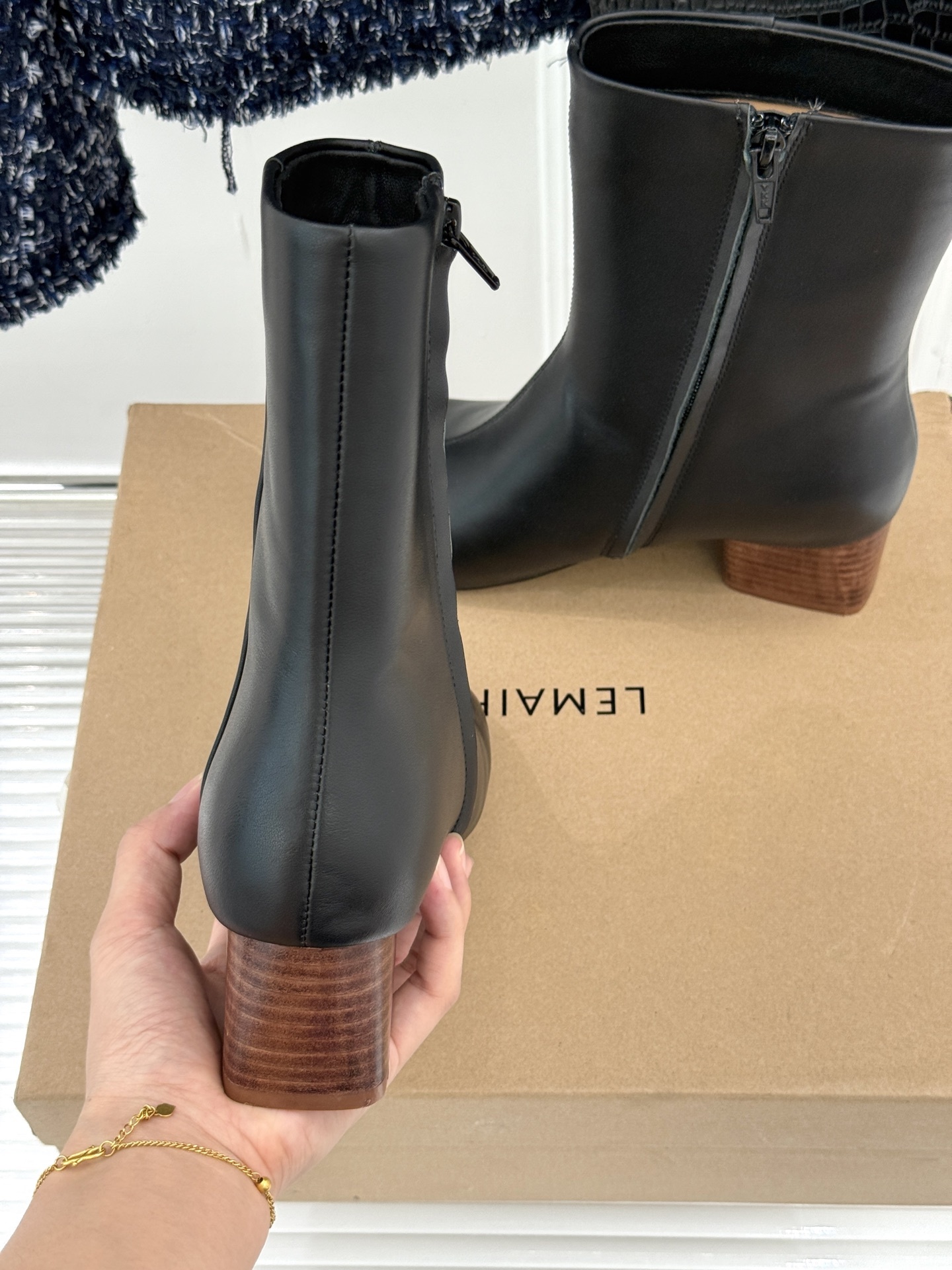 Lemaire 25WF秋冬新品复古侧拉链圆头粗跟短靴Lemaire始终是法式优雅与简约的坚定诠释者而这