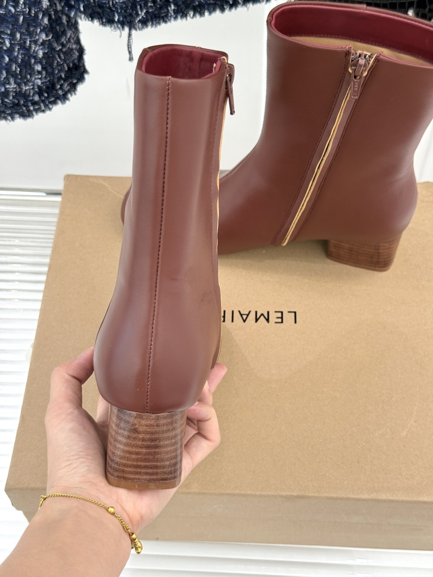 Lemaire 25WF秋冬新品复古侧拉链圆头粗跟短靴Lemaire始终是法式优雅与简约的坚定诠释者而这