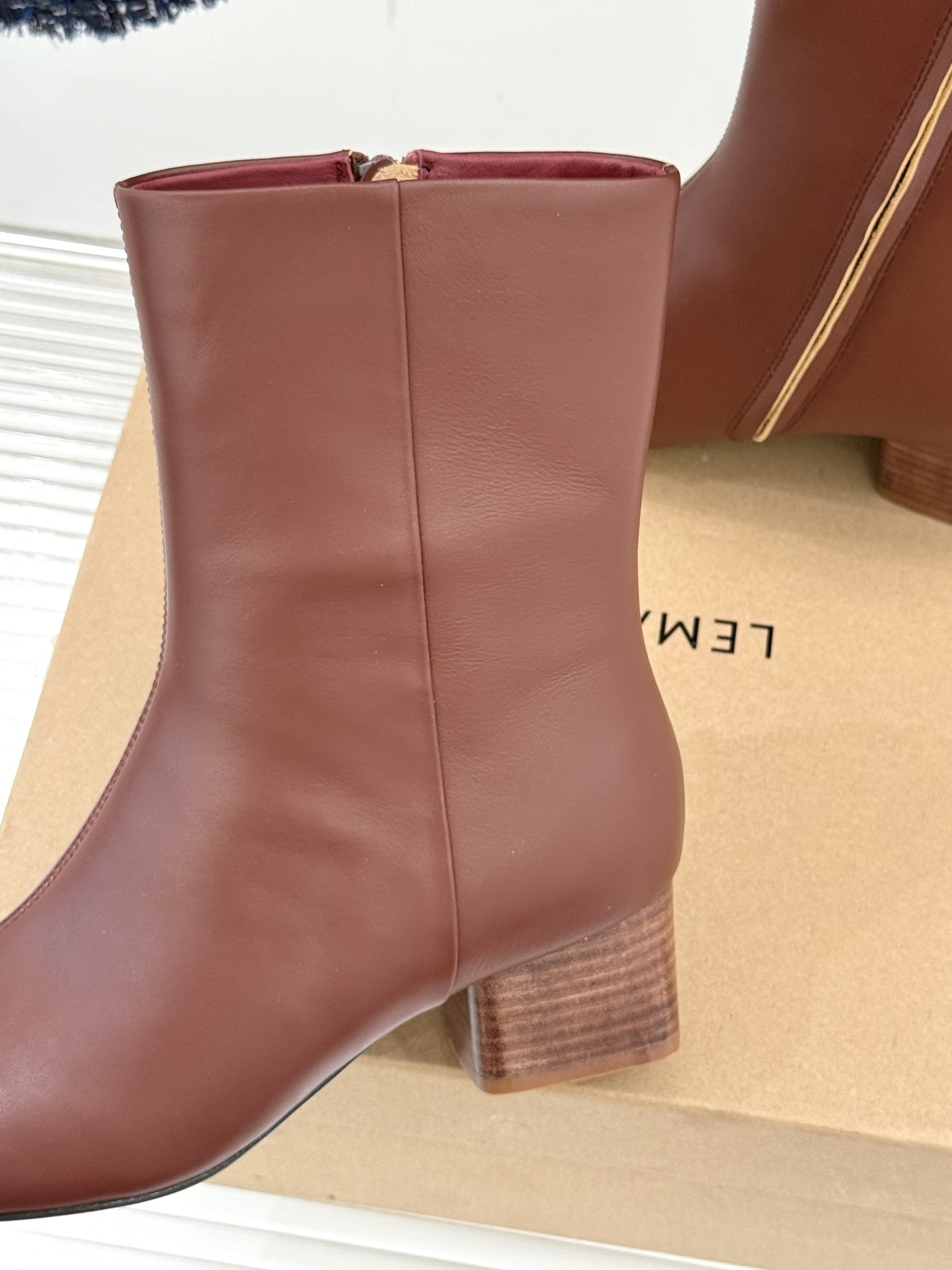 Lemaire 25WF秋冬新品复古侧拉链圆头粗跟短靴Lemaire始终是法式优雅与简约的坚定诠释者而这