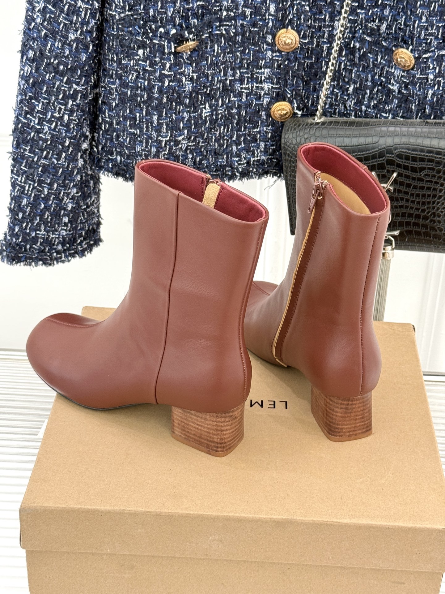 Lemaire 25WF秋冬新品复古侧拉链圆头粗跟短靴Lemaire始终是法式优雅与简约的坚定诠释者而这