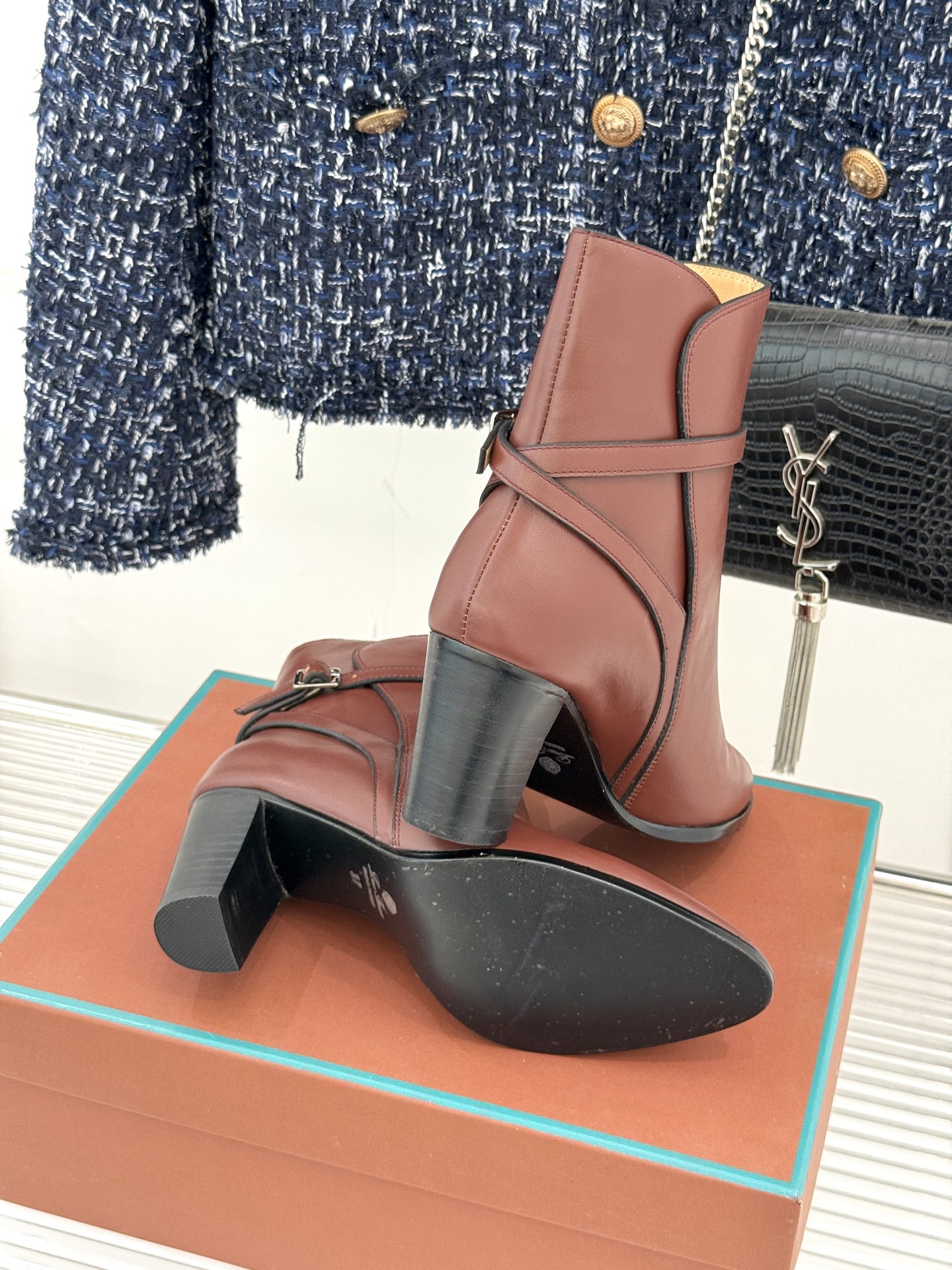Loro Piana/LP。25WF秋冬新品复古尖头皮带扣粗跟短靴当复古风潮与当代优雅相遇这双短靴以精湛