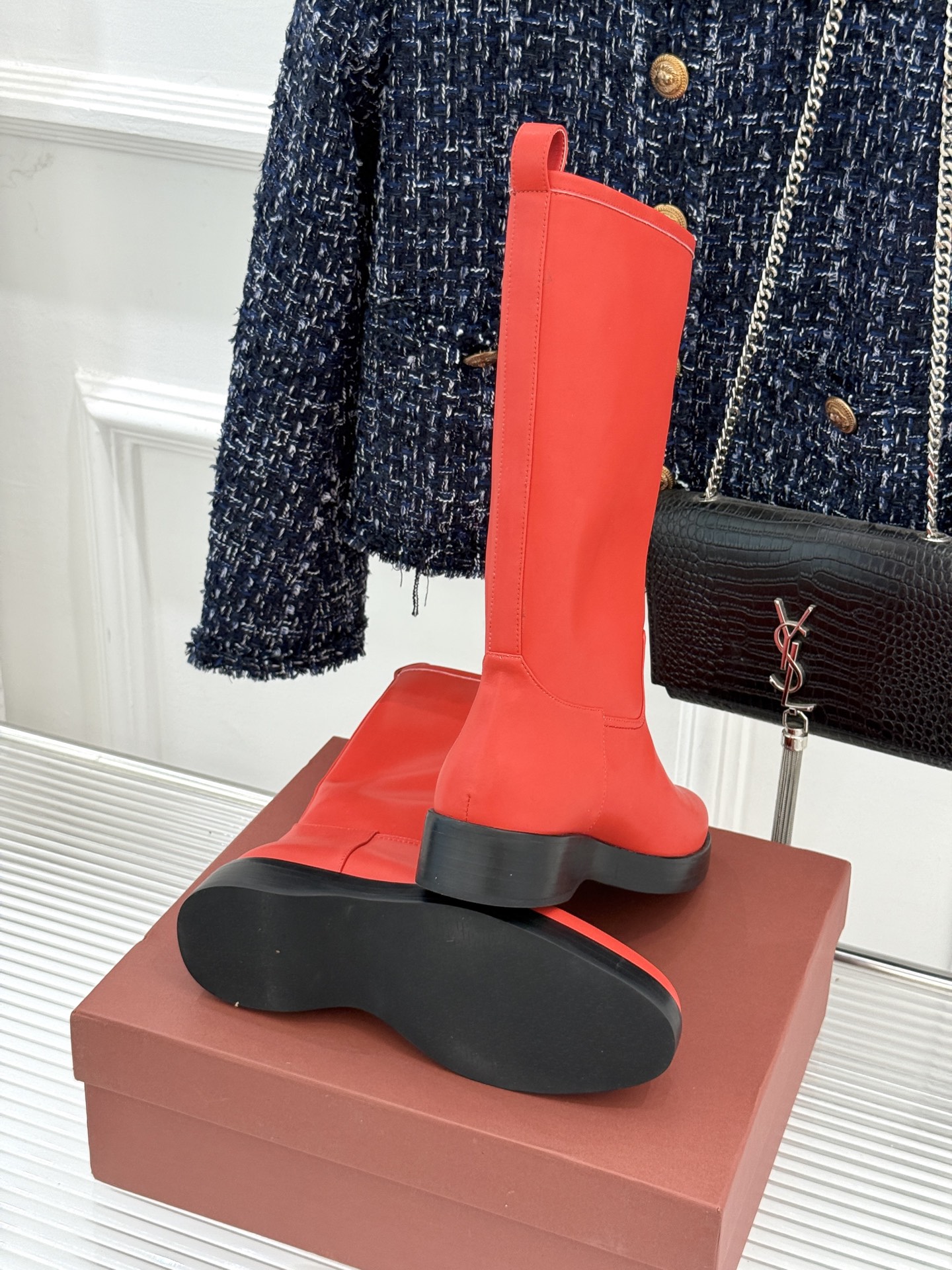 Loro Piana /LP。25WF秋冬新品复古厚底中筒靴踏入LP。的时尚领域 仿佛穿越时光邂逅经典与