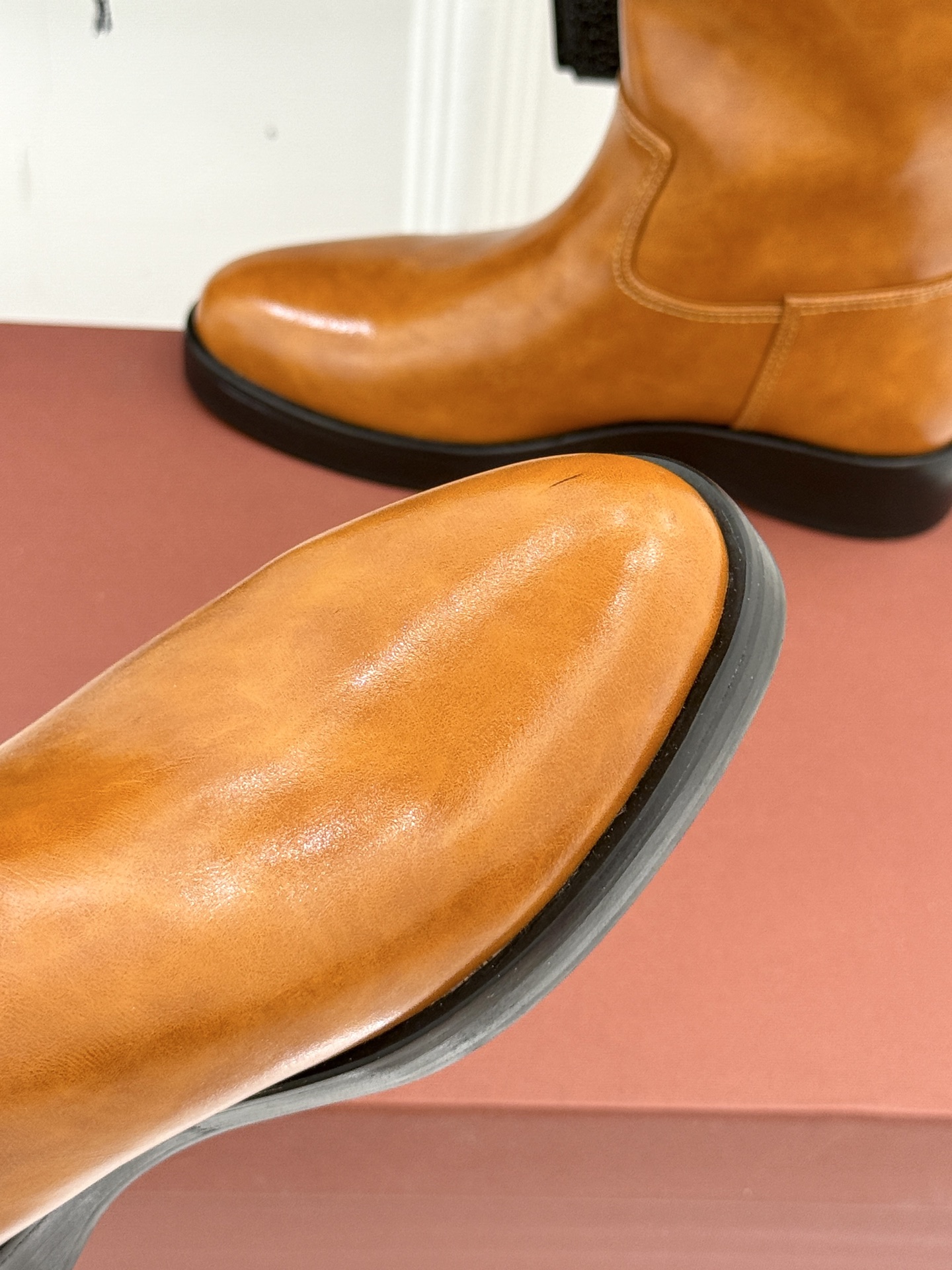 Loro Piana /LP。25WF秋冬新品复古厚底中筒靴踏入LP。的时尚领域 仿佛穿越时光邂逅经典与