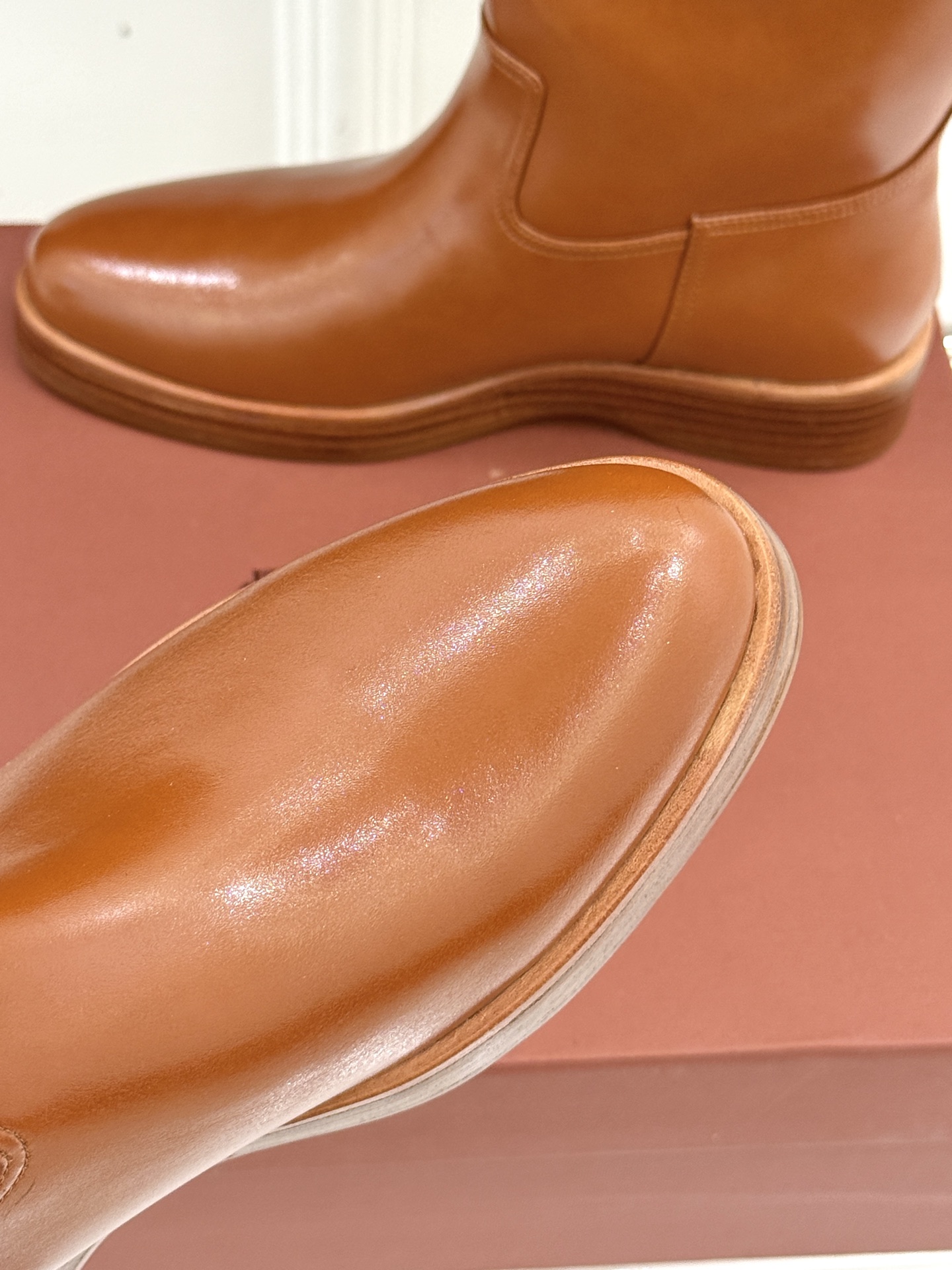 Loro Piana /LP。25WF秋冬新品复古厚底中筒靴踏入LP。的时尚领域 仿佛穿越时光邂逅经典与