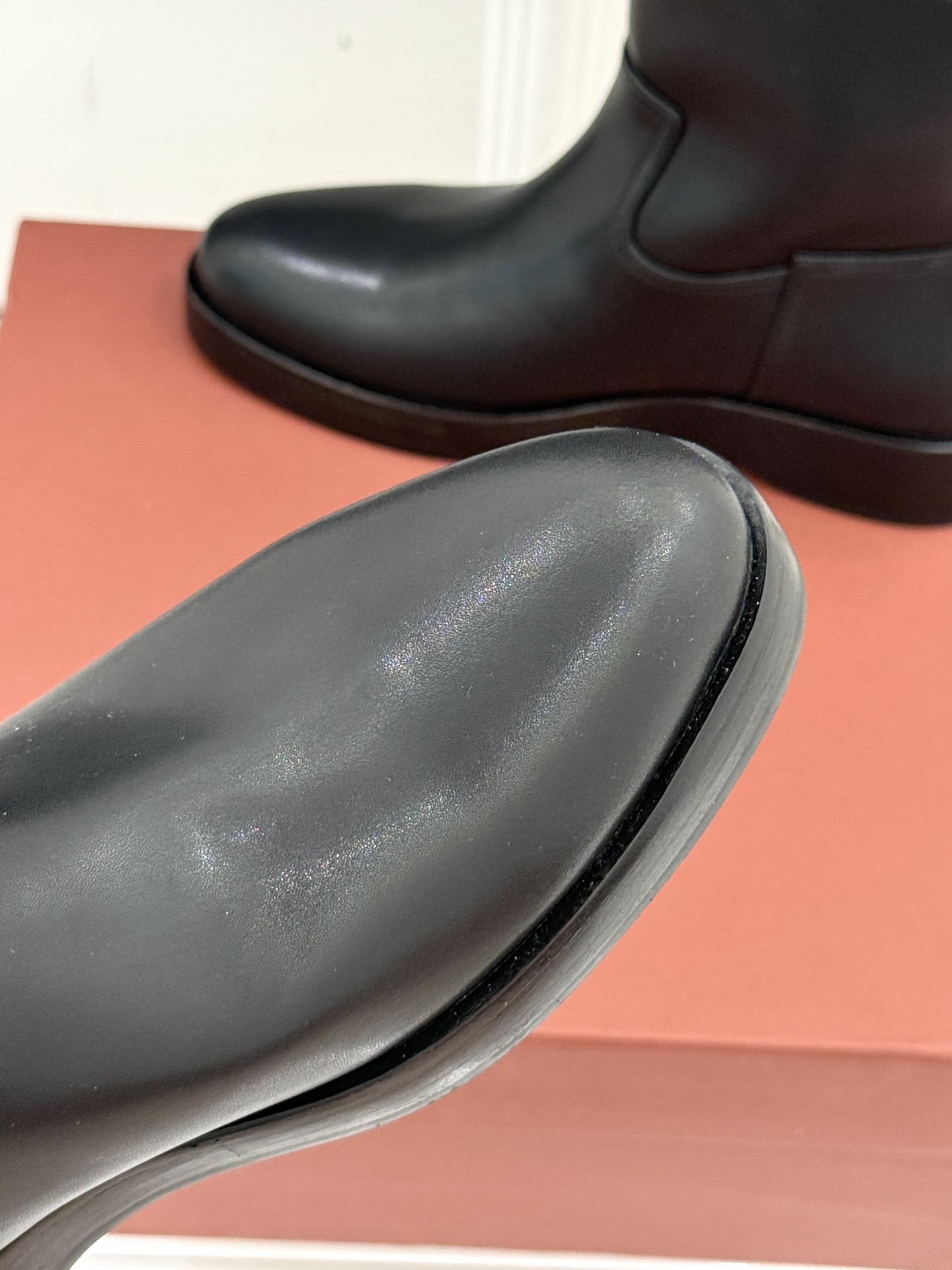 Loro Piana /LP。25WF秋冬新品复古厚底中筒靴踏入LP。的时尚领域 仿佛穿越时光邂逅经典与