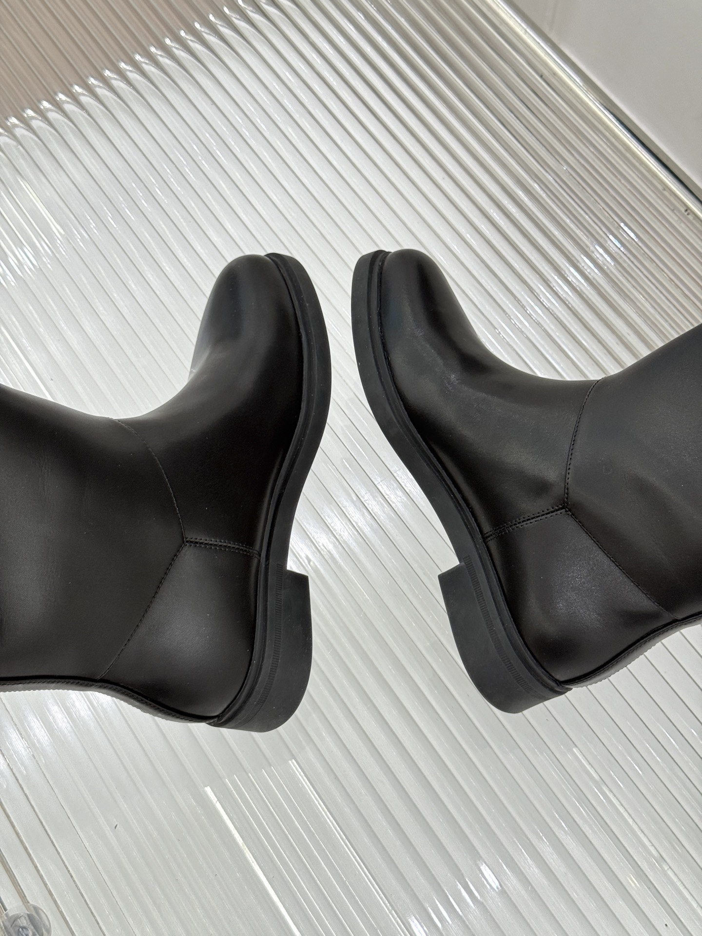 Loro Piana/LP。25WF复古厚底粗跟骑士靴长靴它是意式优雅与实用美学完美交融，以精湛工艺诠释