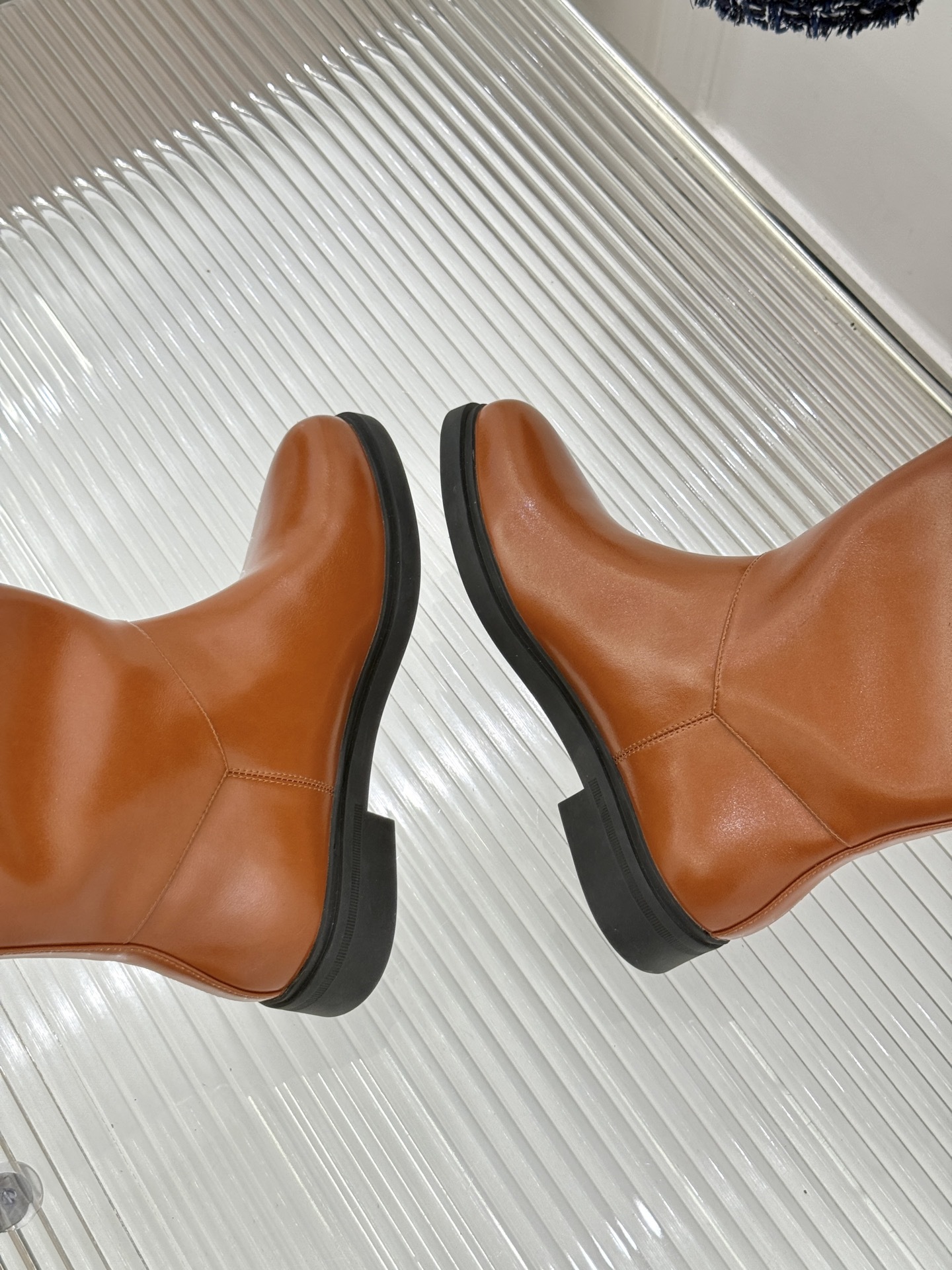 Loro Piana/LP。25WF复古厚底粗跟骑士靴长靴它是意式优雅与实用美学完美交融,以精湛工艺诠释