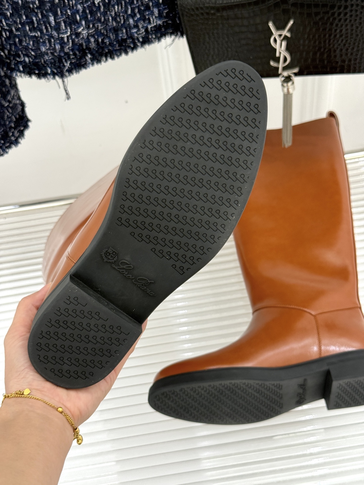 Loro Piana/LP。25WF复古厚底粗跟骑士靴长靴它是意式优雅与实用美学完美交融,以精湛工艺诠释