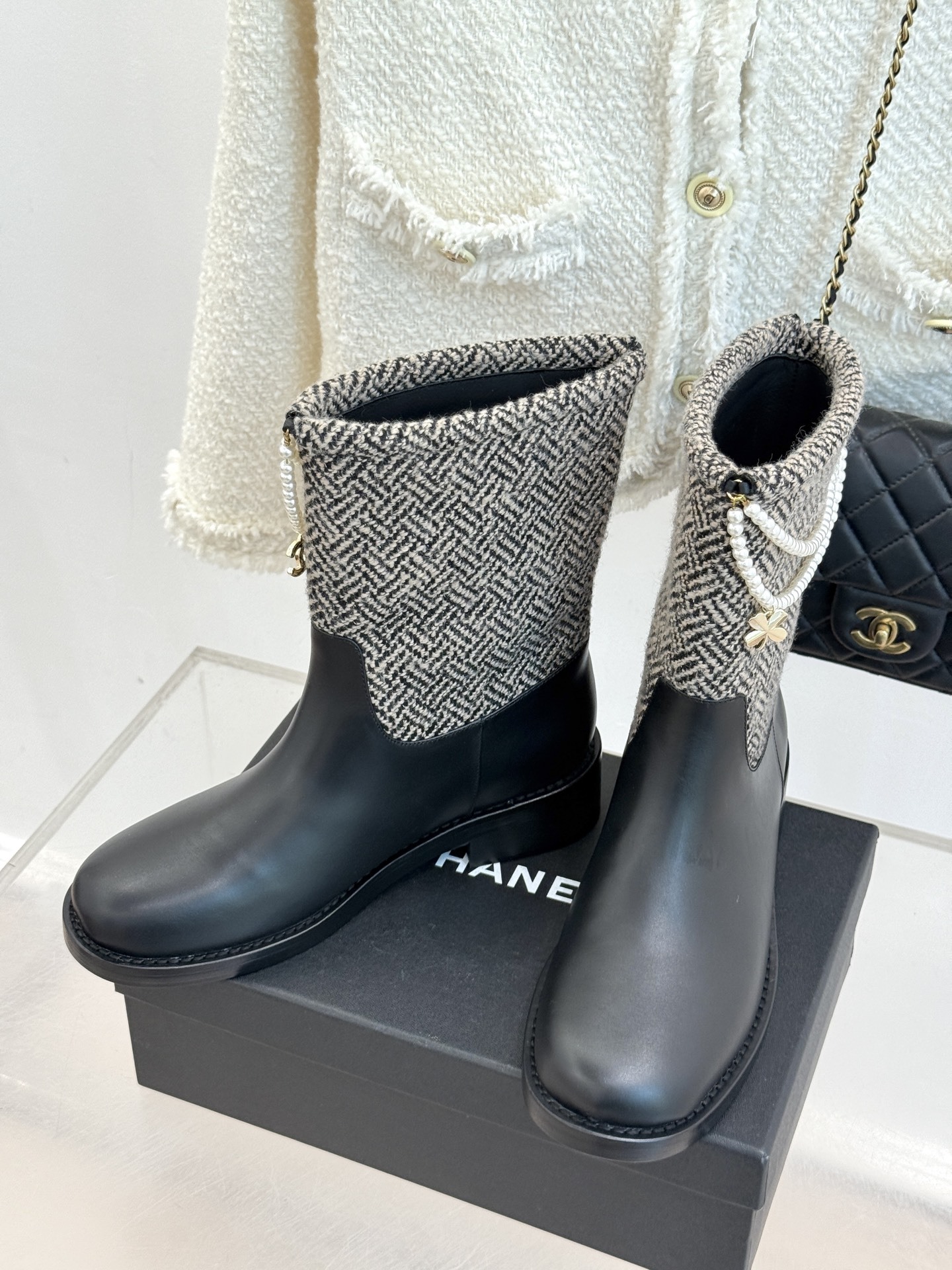 CHANE*|小香25B秋冬新品四叶草珍珠双C靴子系列!标志性的双C元素与幸运的四叶草巧妙结合链条的装饰
