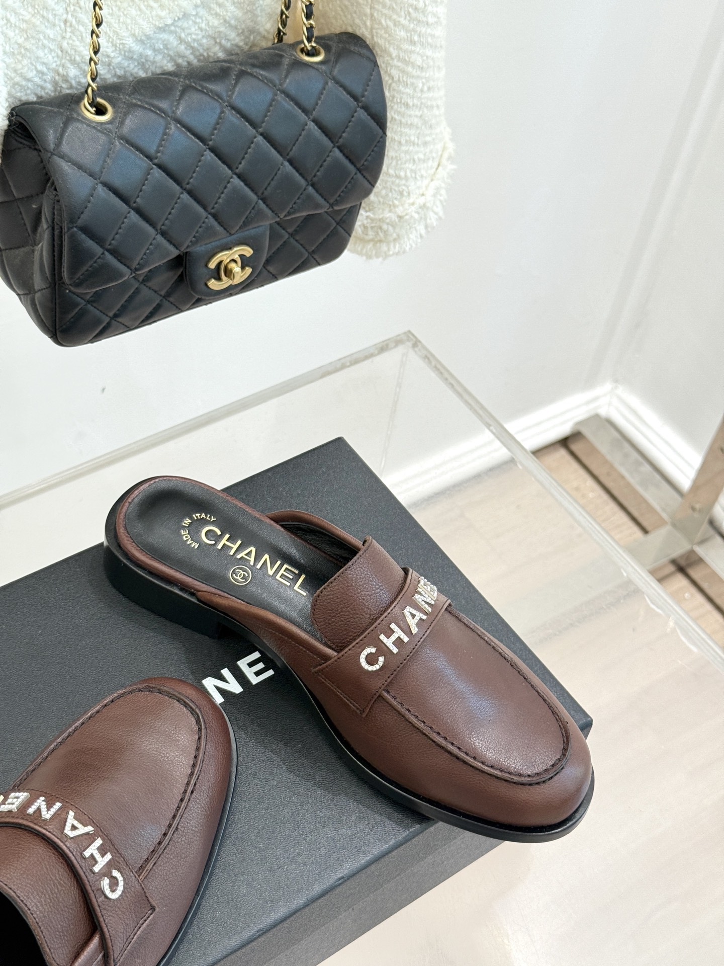 CHANE*｜小香25A新品复古字母钻扣乐福鞋当Chanel的经典基因邂逅复古风潮这双乐福鞋以璀璨细节与