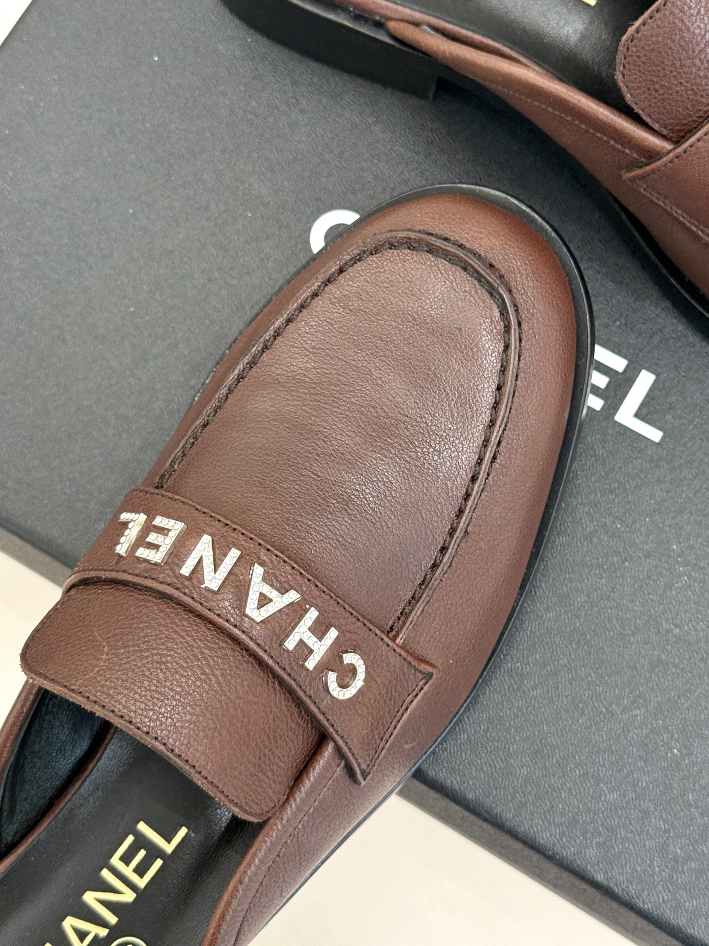CHANE*｜小香25A新品复古字母钻扣乐福鞋当Chanel的经典基因邂逅复古风潮这双乐福鞋以璀璨细节与