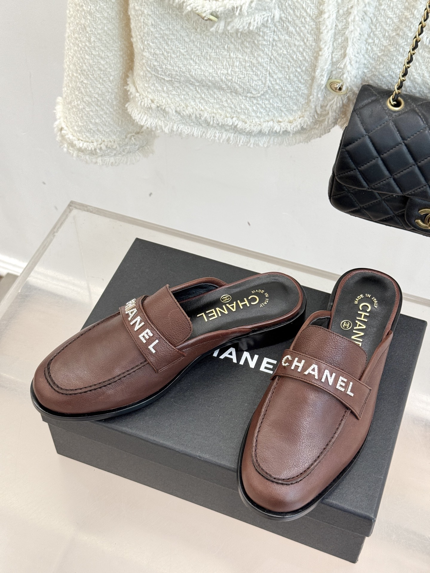 CHANE*｜小香25A新品复古字母钻扣乐福鞋当Chanel的经典基因邂逅复古风潮这双乐福鞋以璀璨细节与