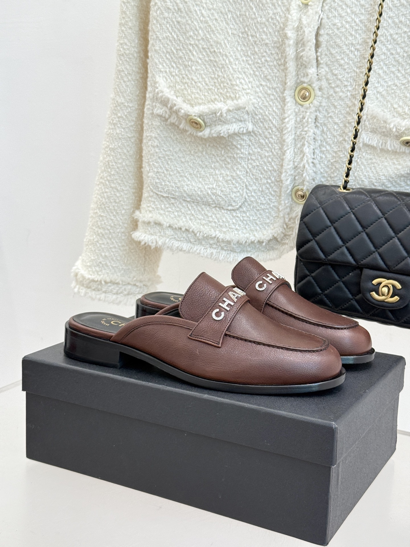 CHANE*｜小香25A新品复古字母钻扣乐福鞋当Chanel的经典基因邂逅复古风潮这双乐福鞋以璀璨细节与