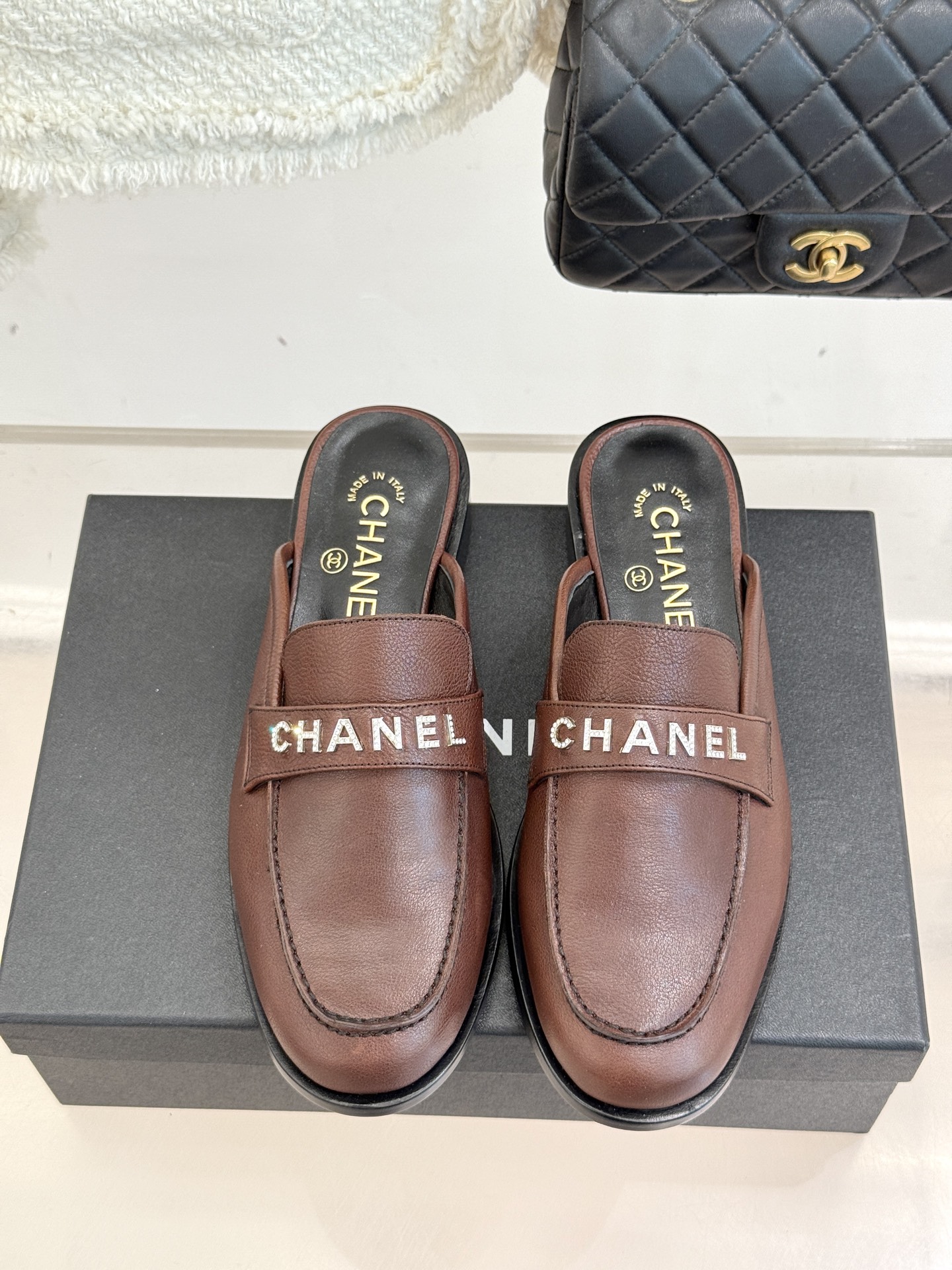 CHANE*｜小香25A新品复古字母钻扣乐福鞋当Chanel的经典基因邂逅复古风潮这双乐福鞋以璀璨细节与
